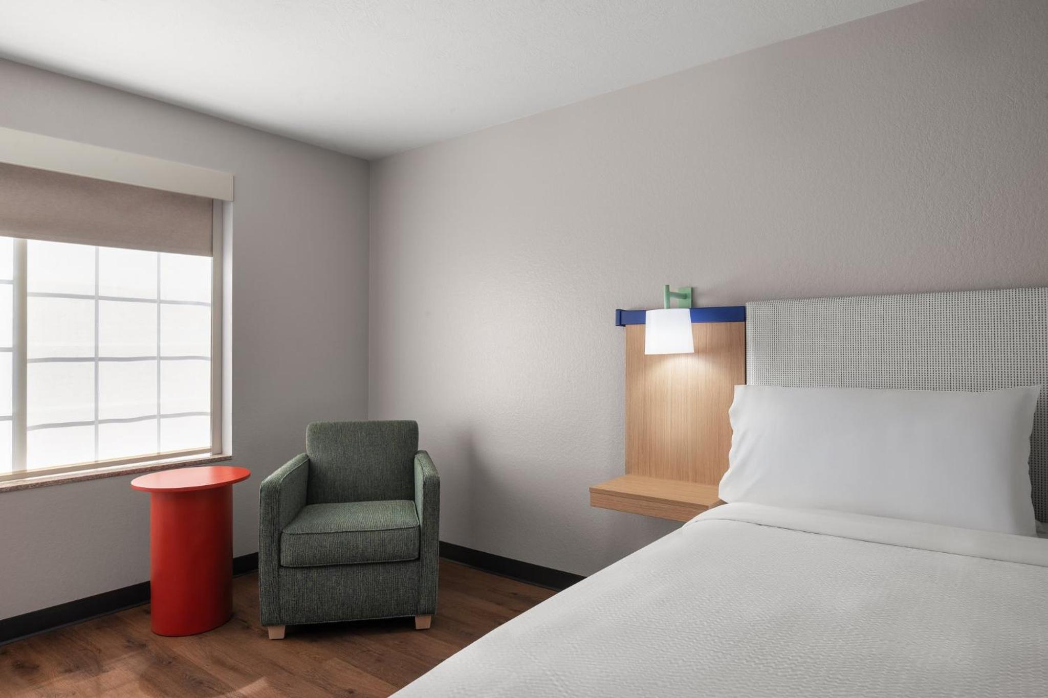 Standard King Room - Photo 7