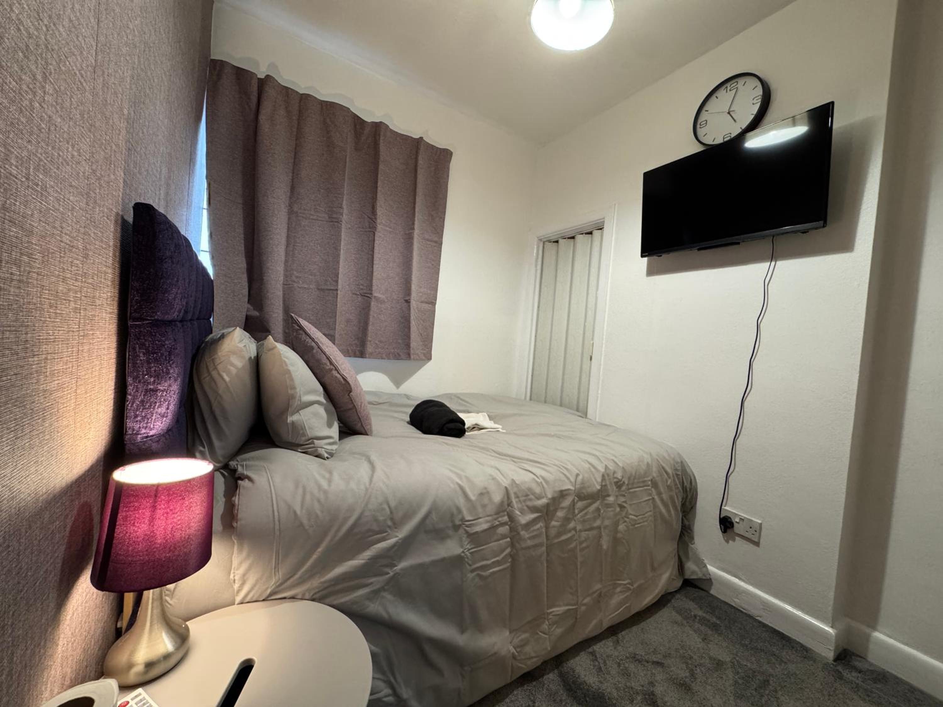 Single Room with Shared Shower and Toilet photo 3