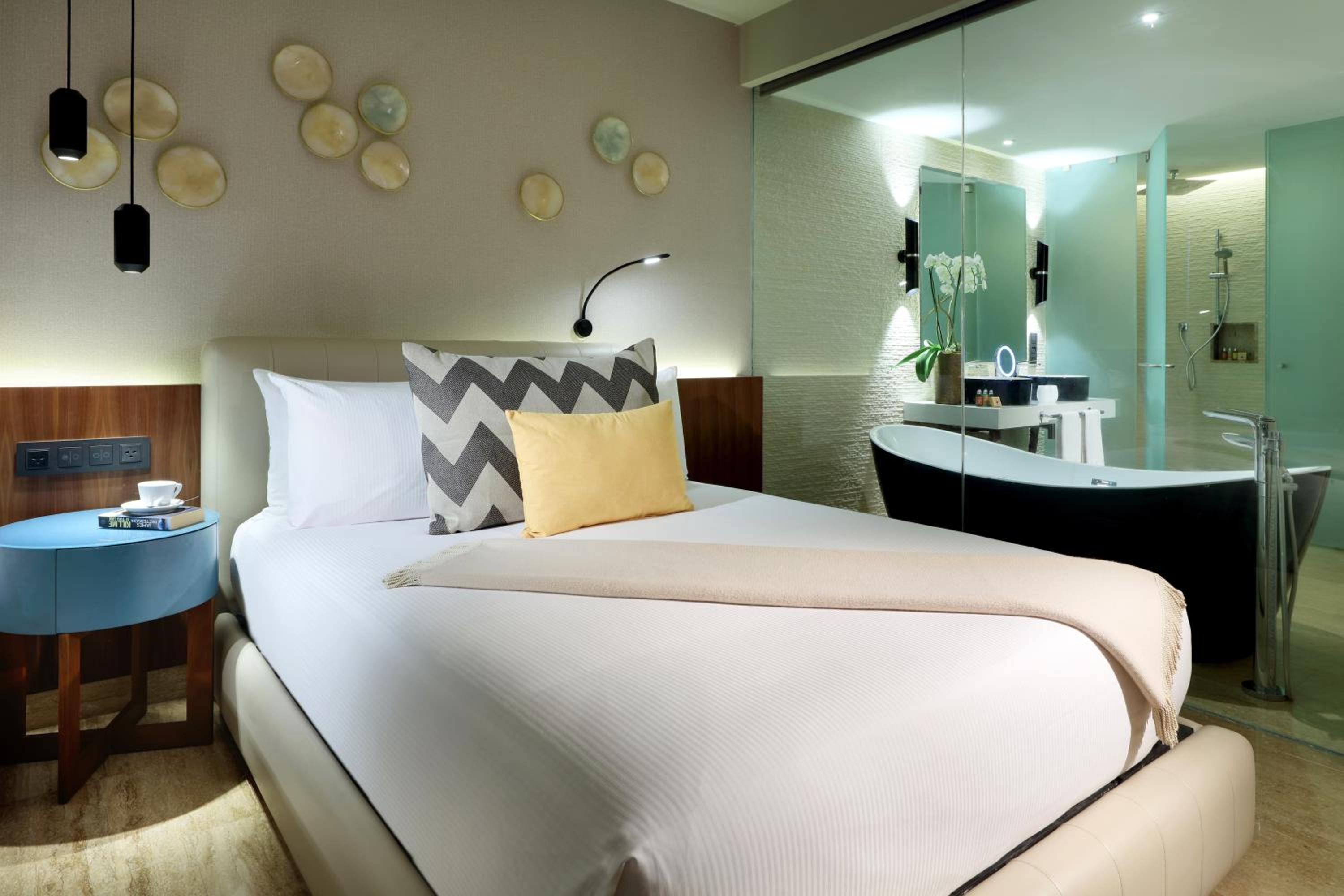 Junior Suite with Pool View thumbnail 5
