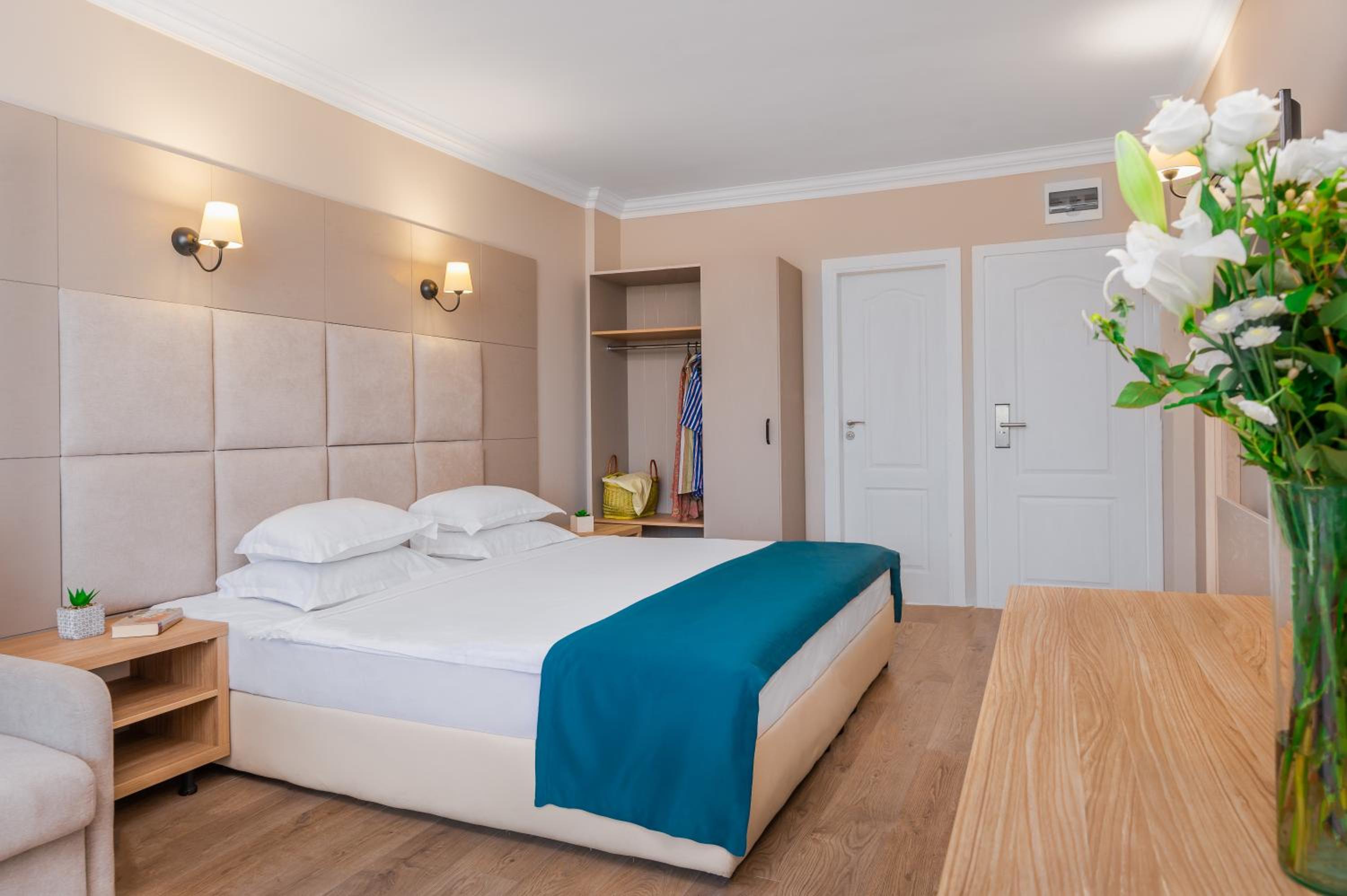 Deluxe Double Room with Side Sea View photo 1