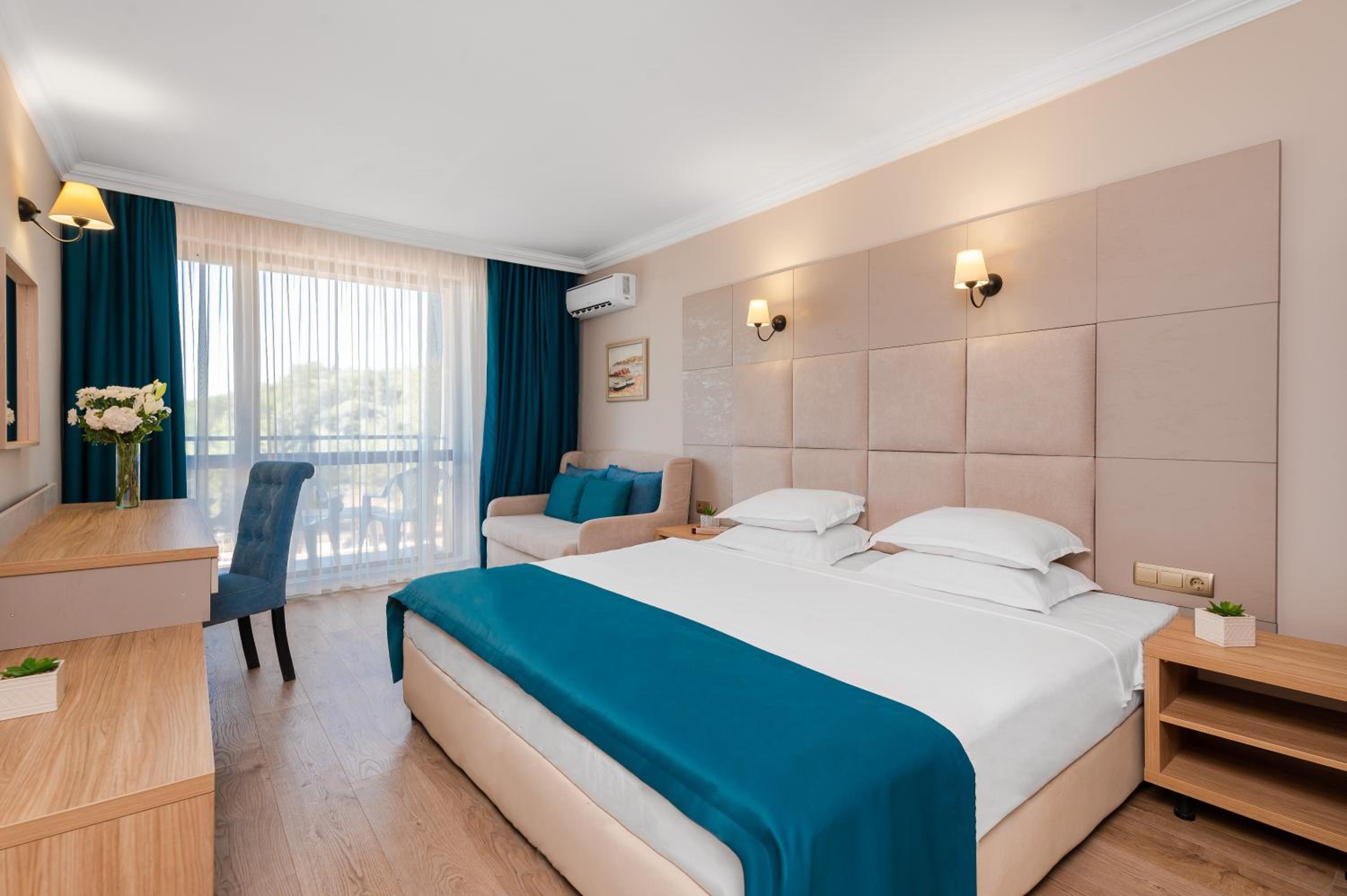 Deluxe Double Room with Side Sea View photo 3