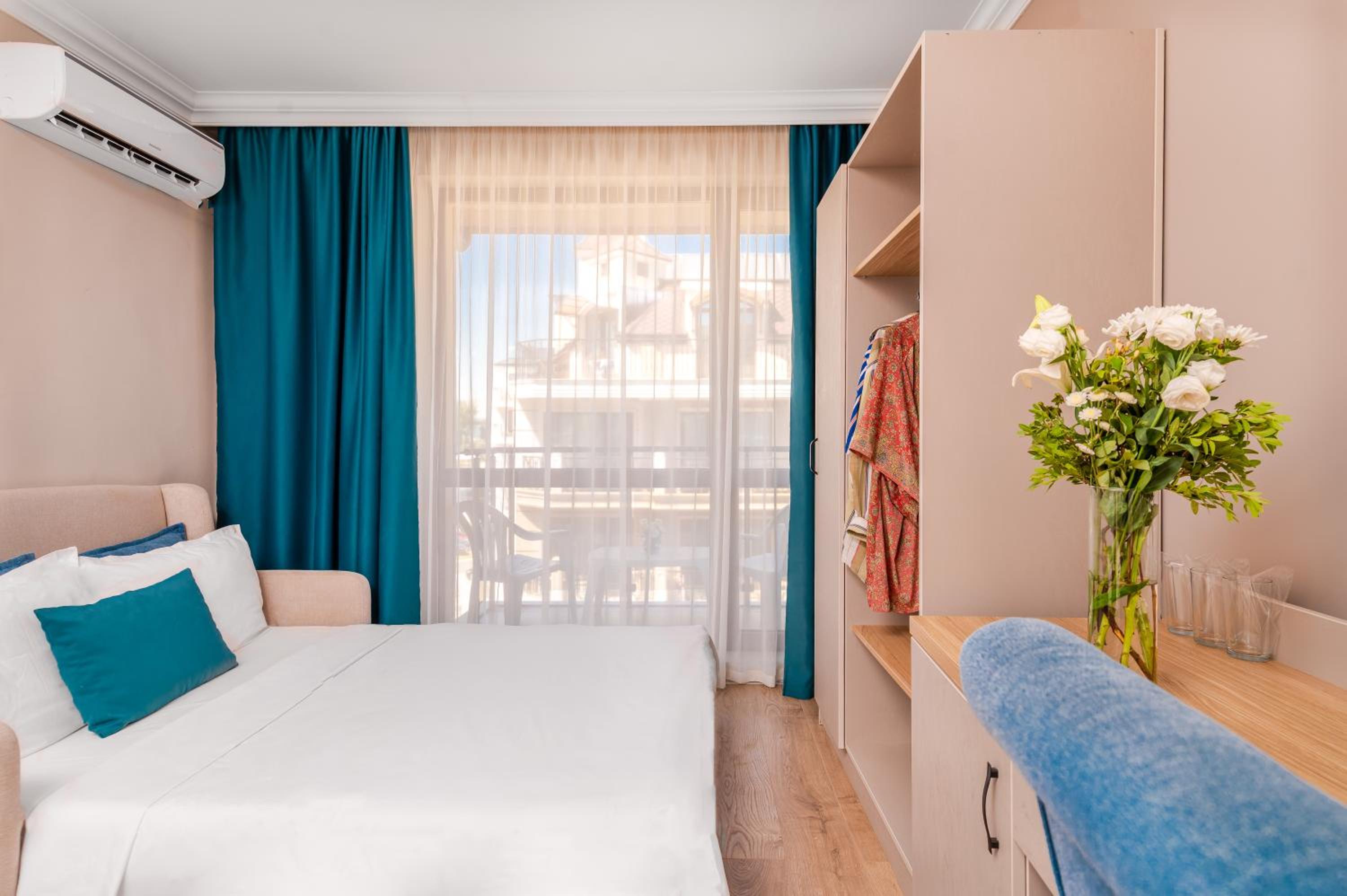 Deluxe Double Room with Side Sea View