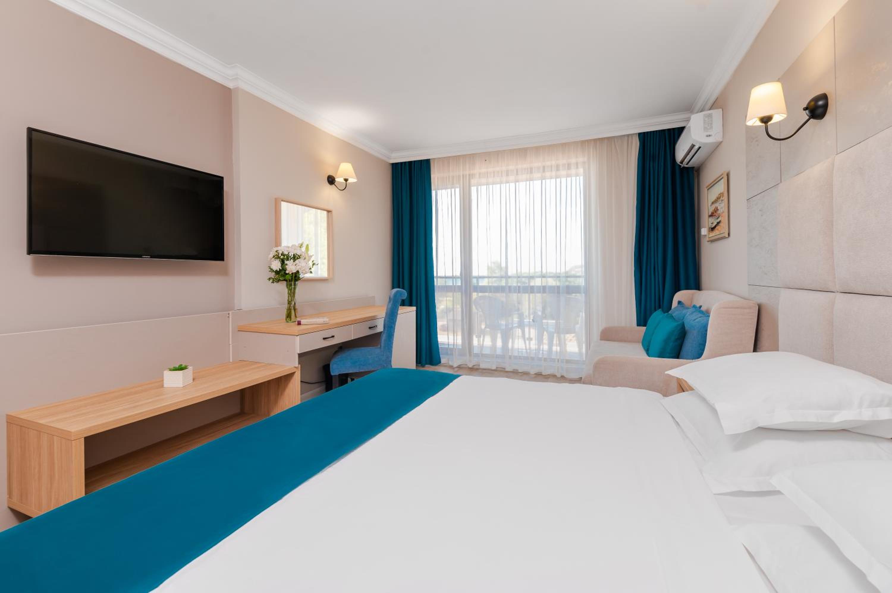 Deluxe Double Room with Side Sea View photo 1