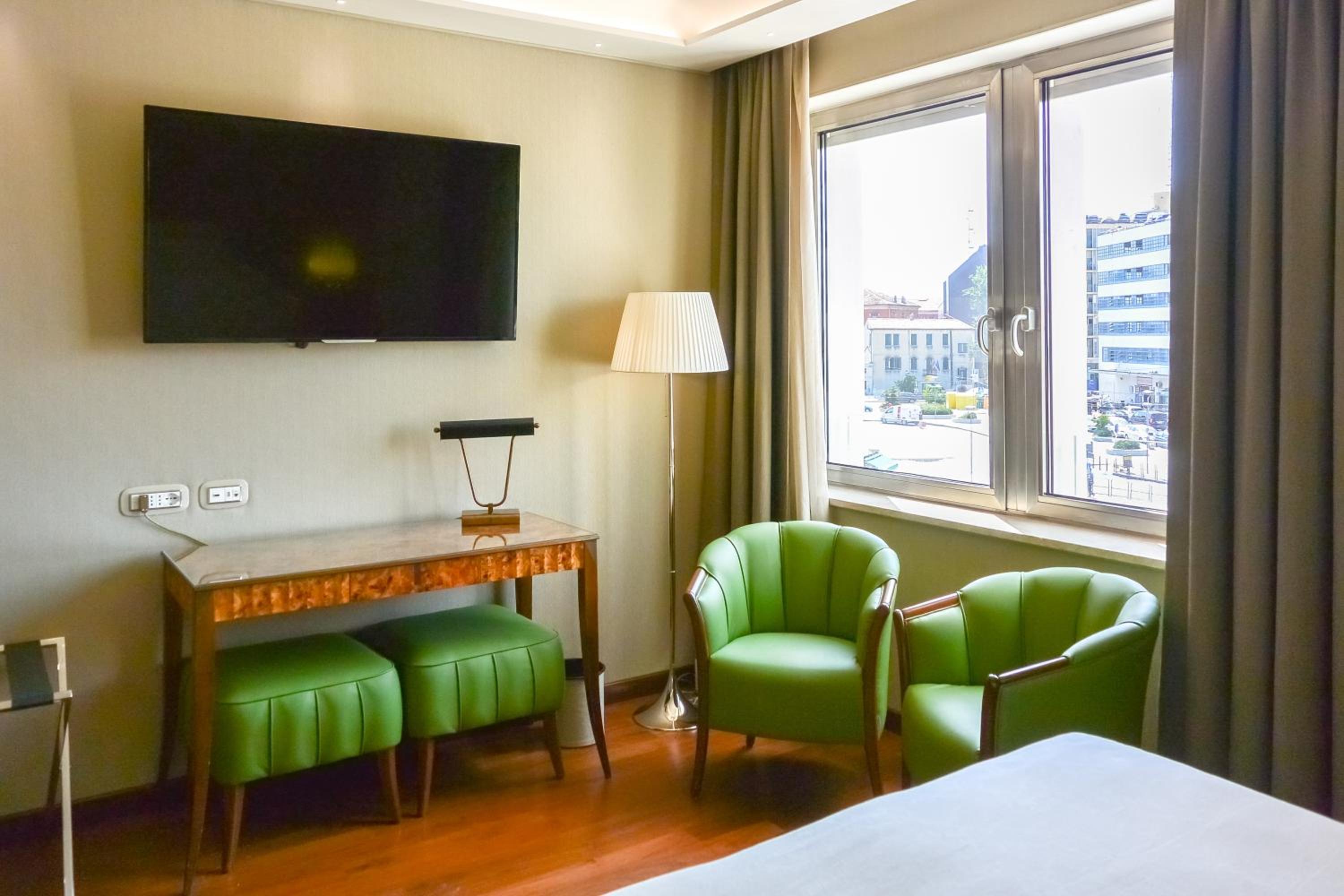 Deluxe Double or Twin Room with City View thumbnail 6