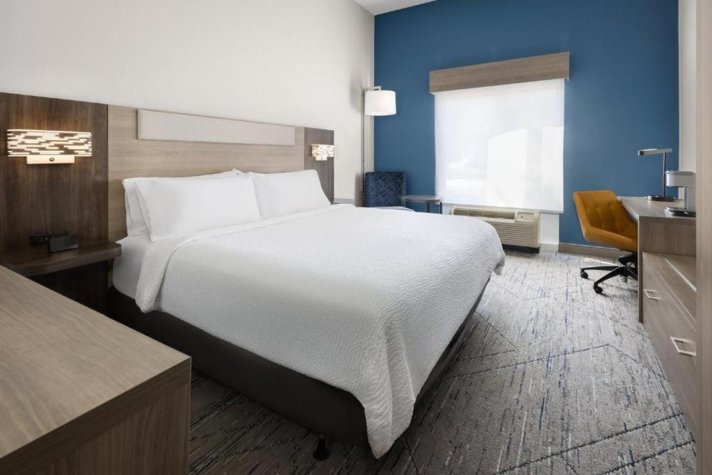 Standard King Room with Mobility Accessible Tub - Photo 4