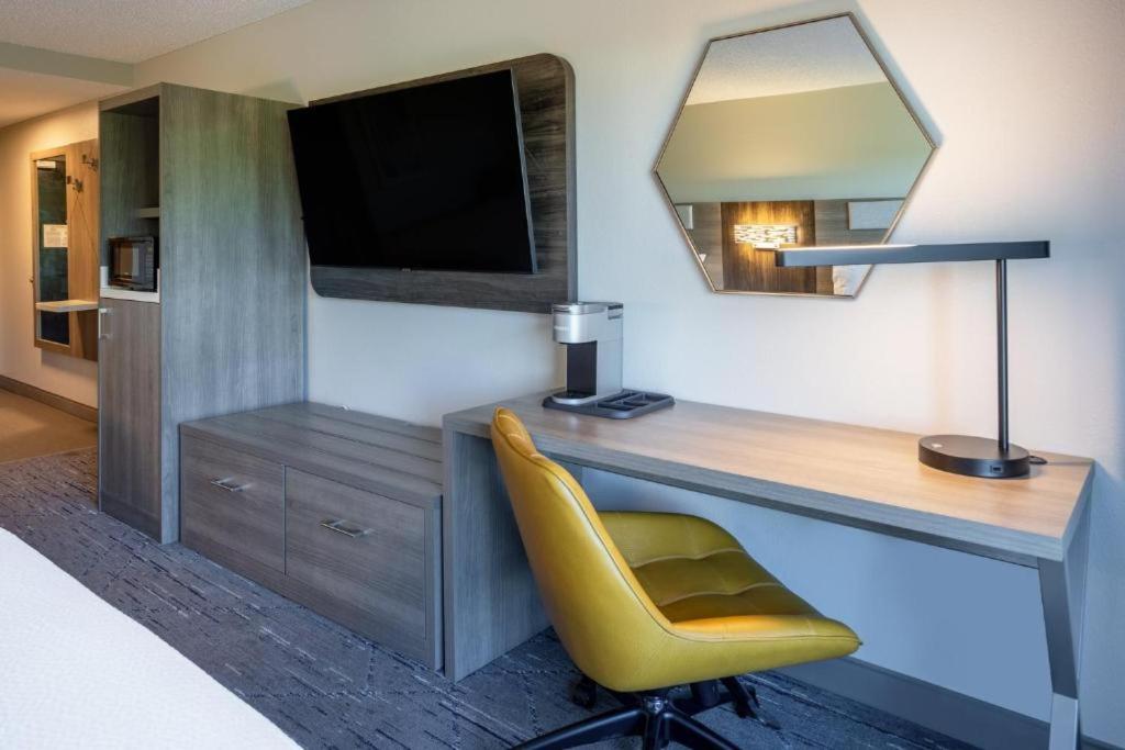 Queen Room with Two Queen Beds - Mobility Access Tub/Non-Smoking - Photo 4