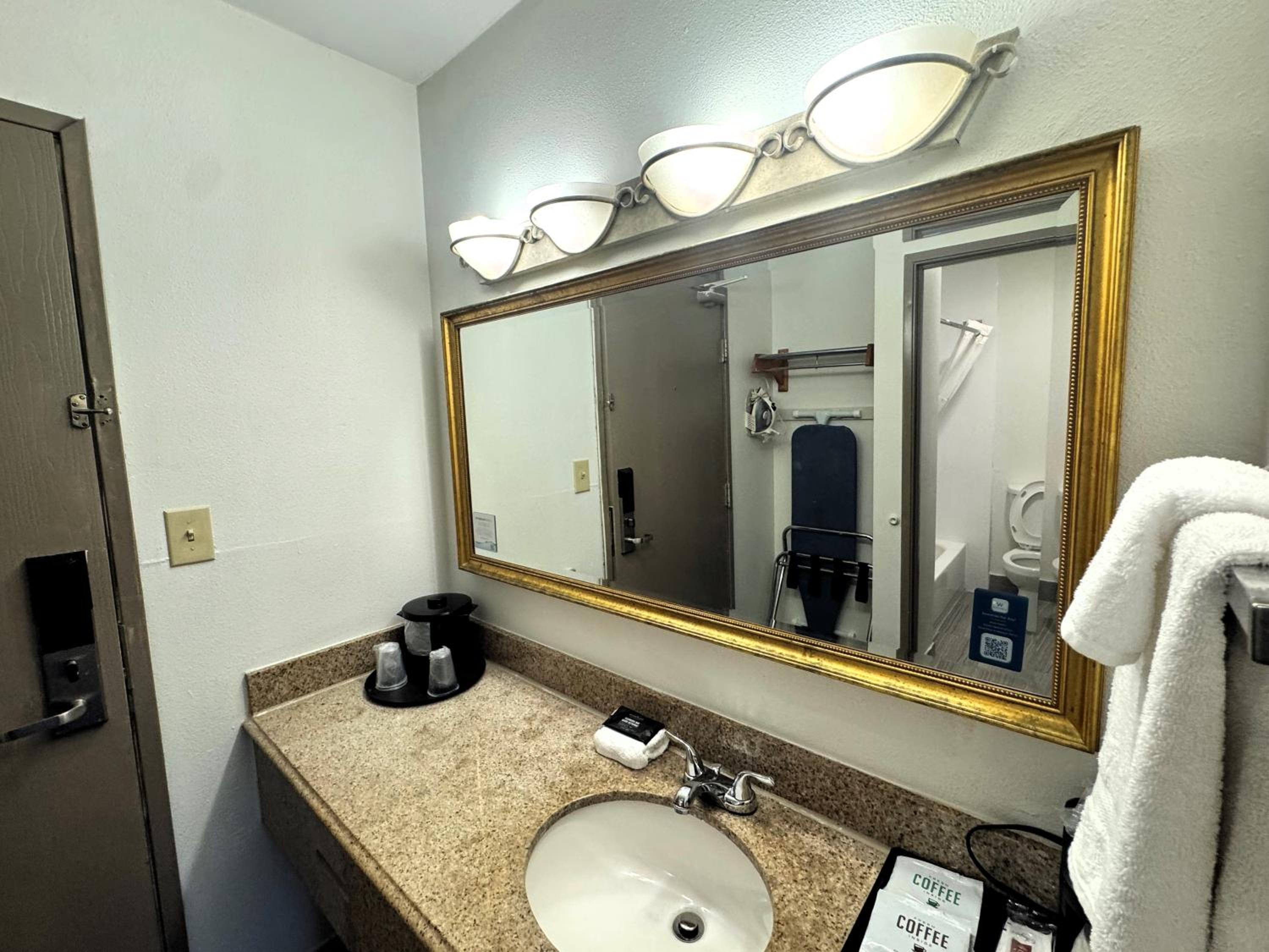 King Room - Non-Smoking - Photo 1