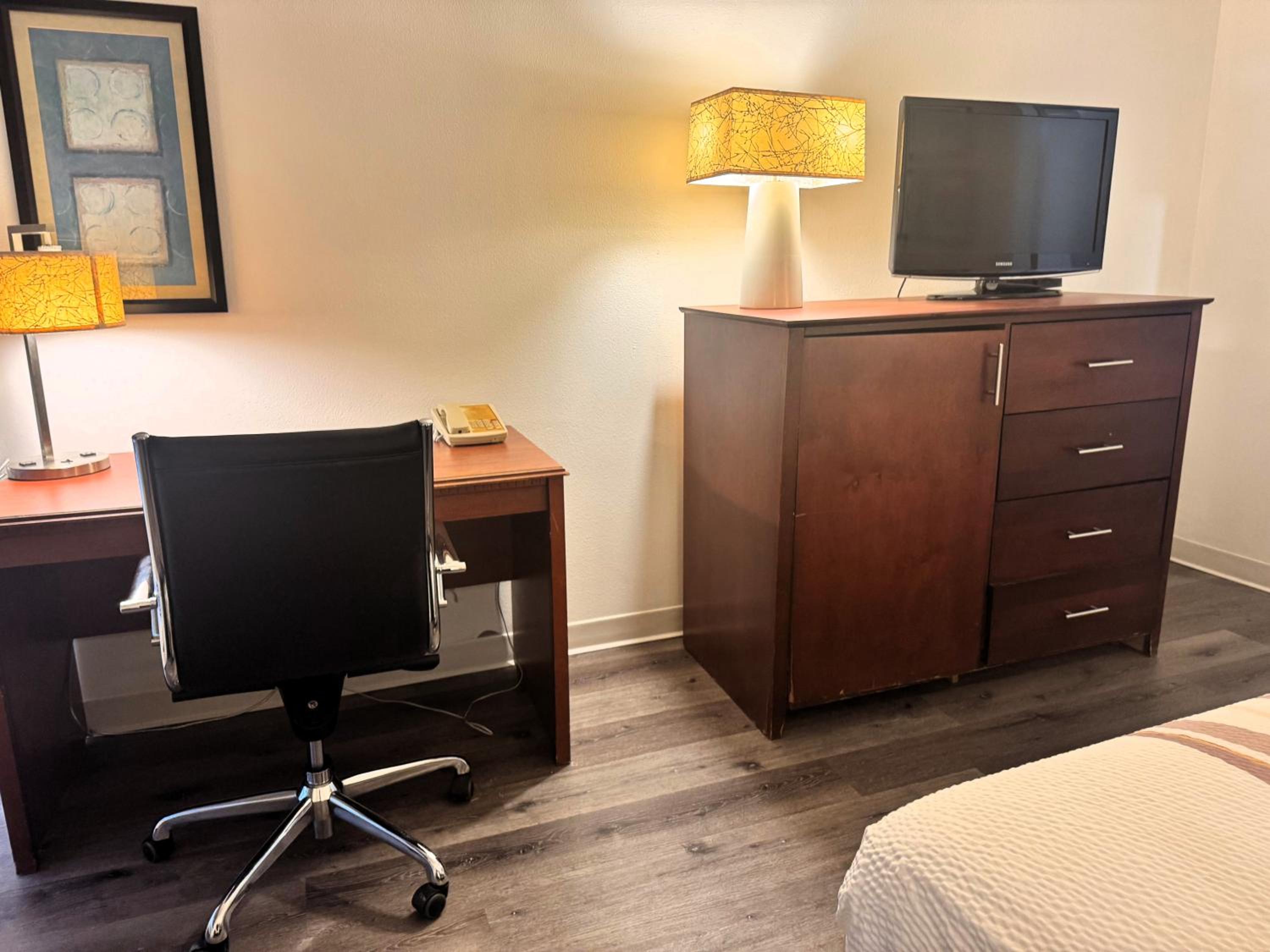 King Room - Non-Smoking - Photo 8