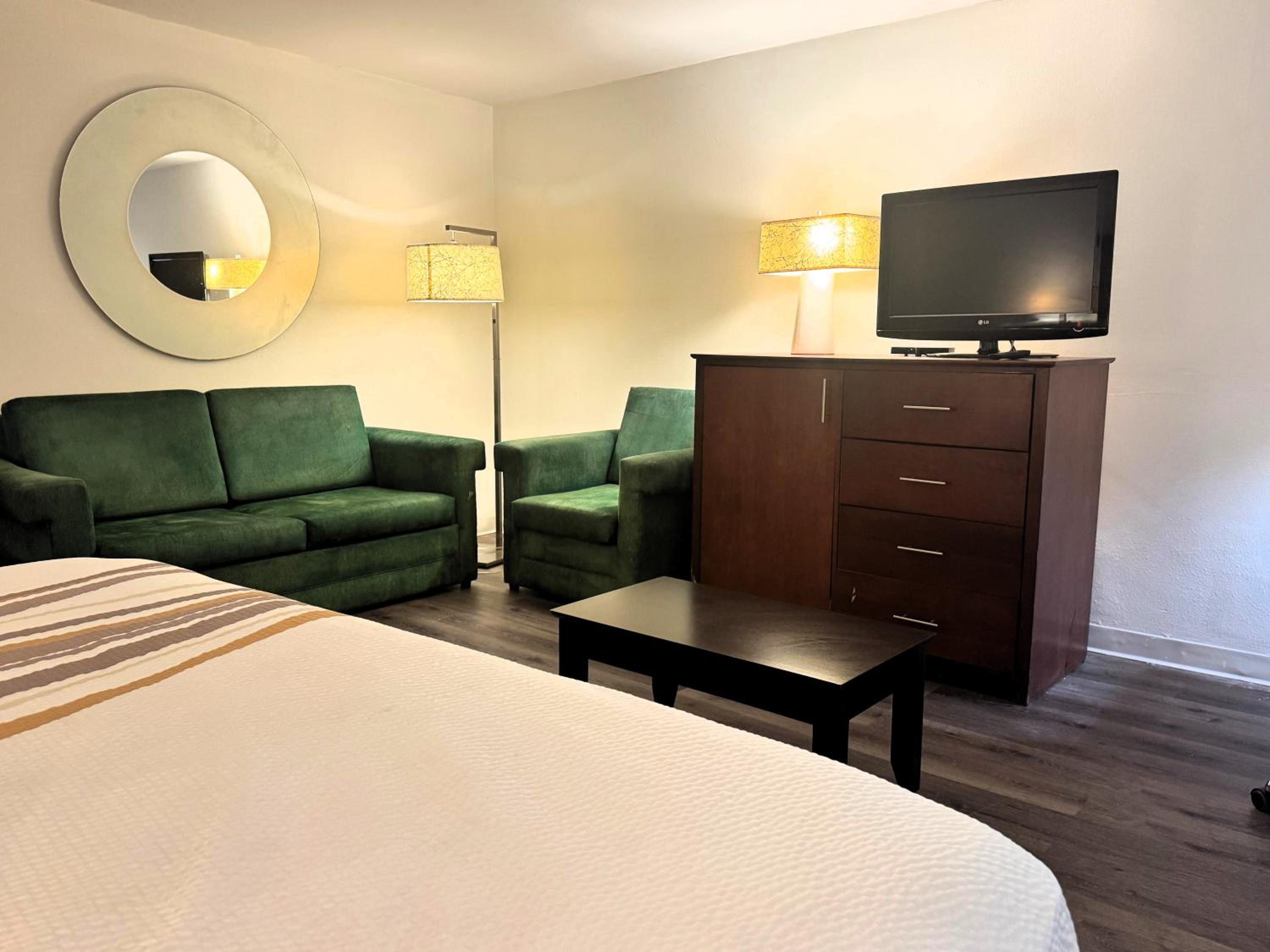 King Suite - Non-Smoking - Photo 4