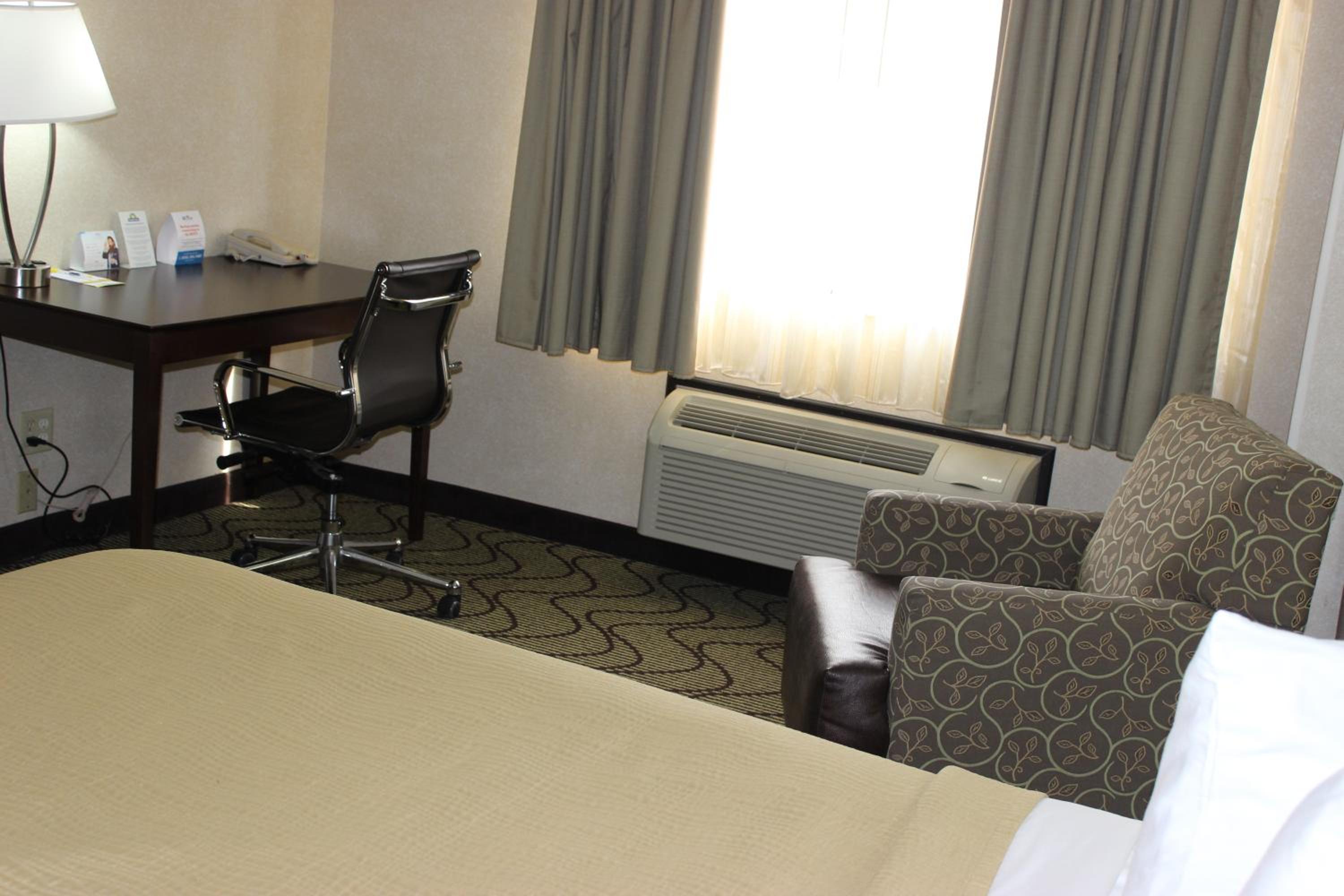 Queen Room - Non-Smoking - Photo 6