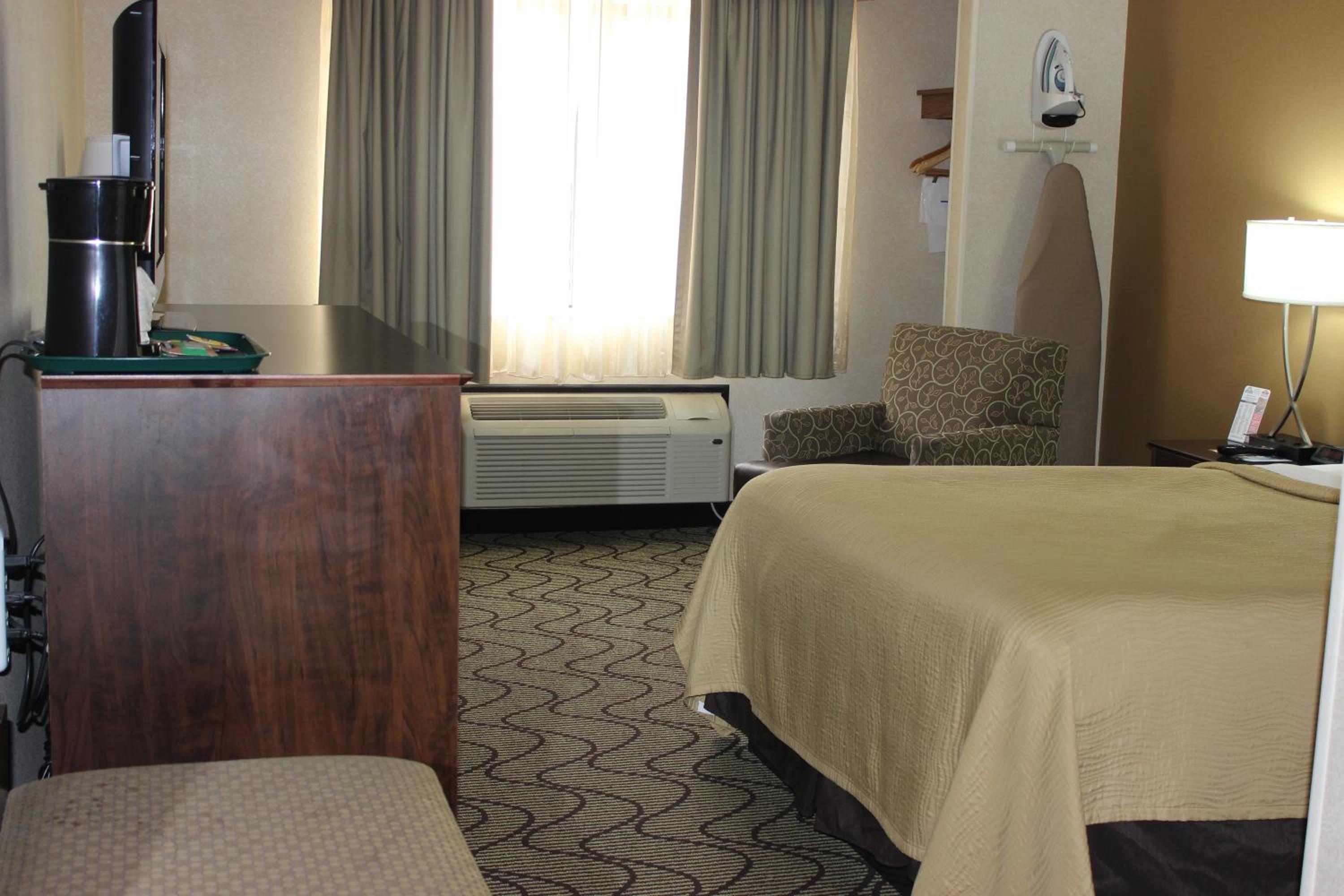 Queen Room - Non-Smoking - Photo 2