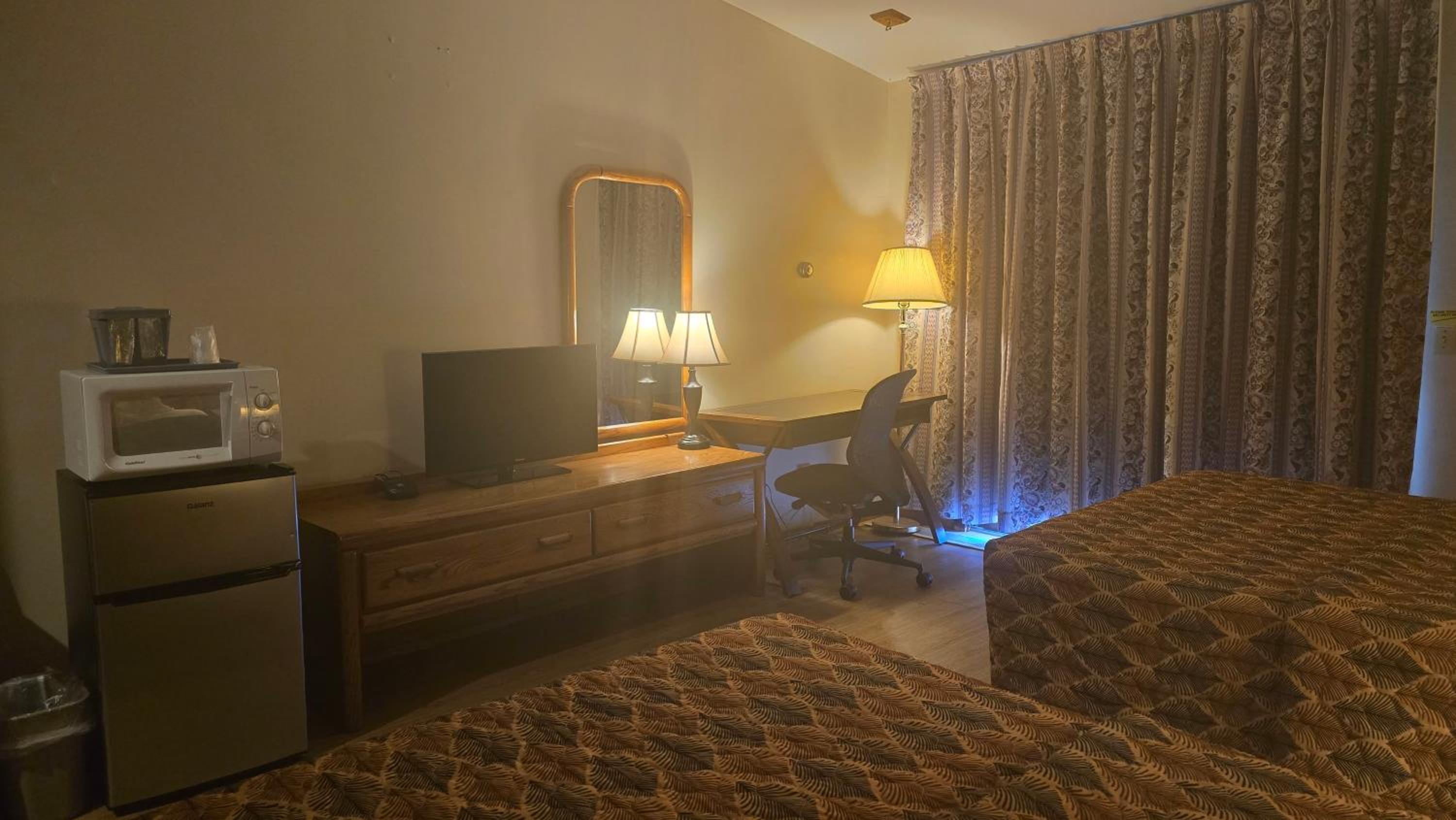 Queen Room with Two Queen Beds photo 3