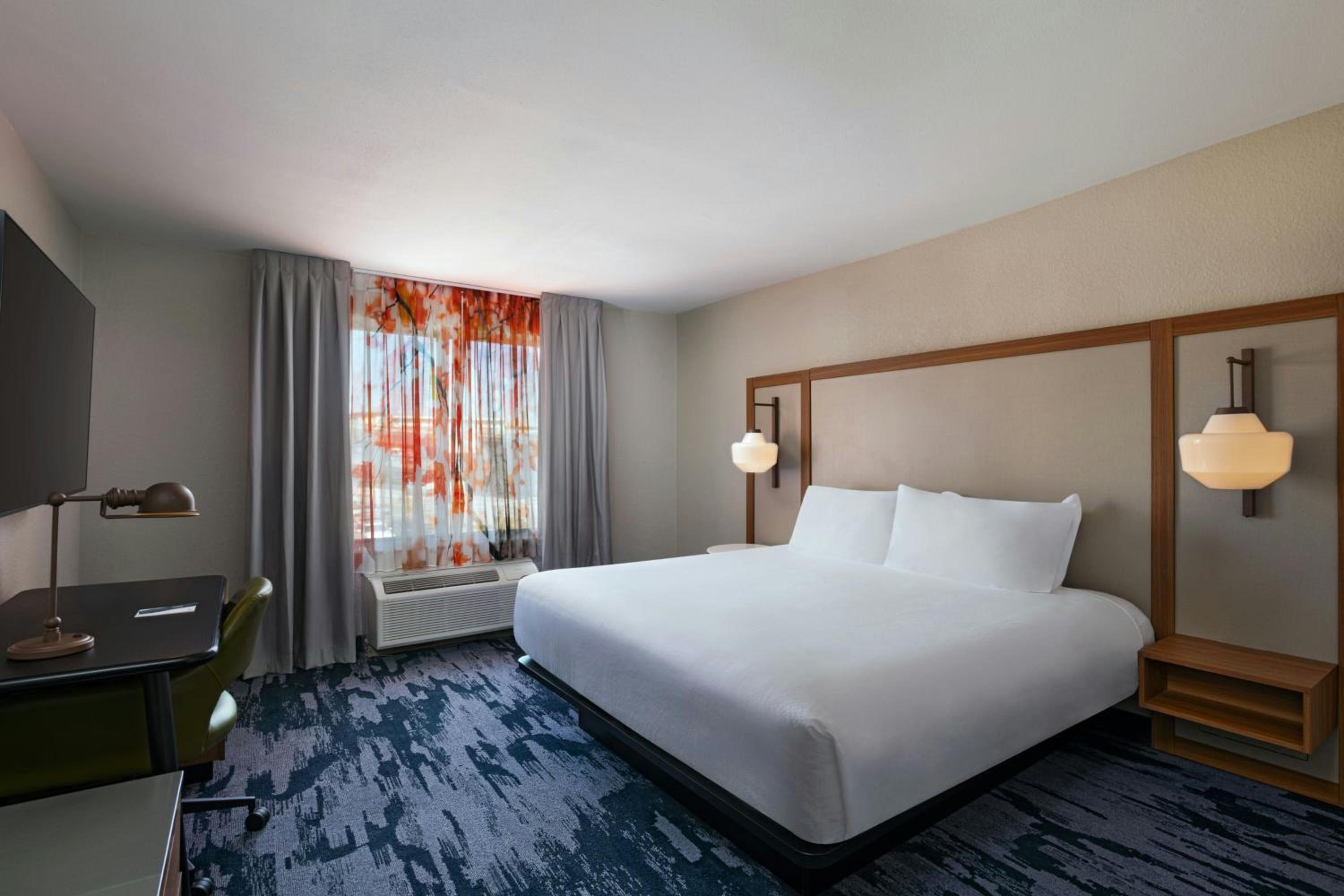 King Room with Adapted Tub - Mobility and Hearing Accessible - Photo 1
