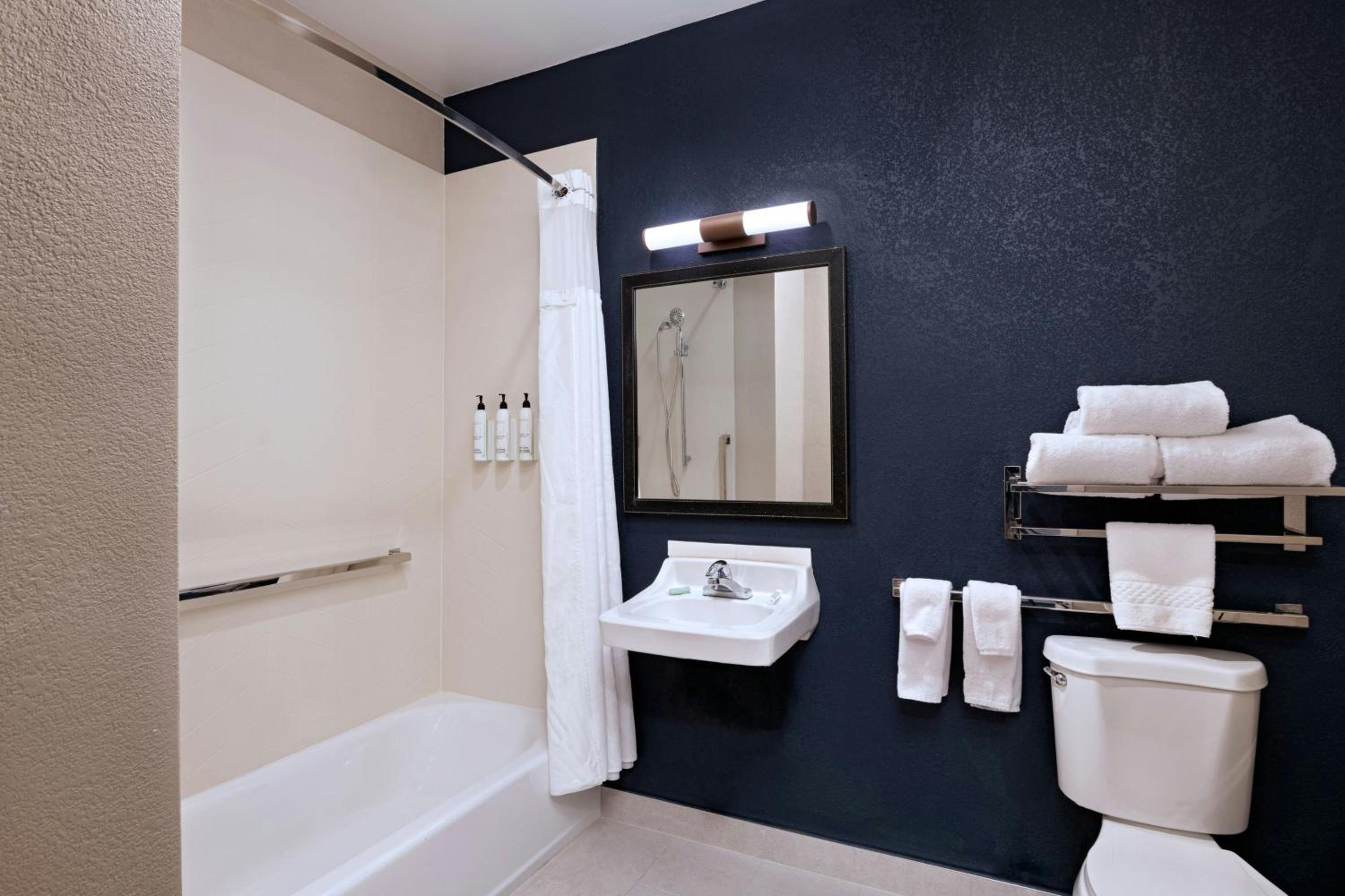 King Room with Adapted Tub - Mobility and Hearing Accessible - Photo 3