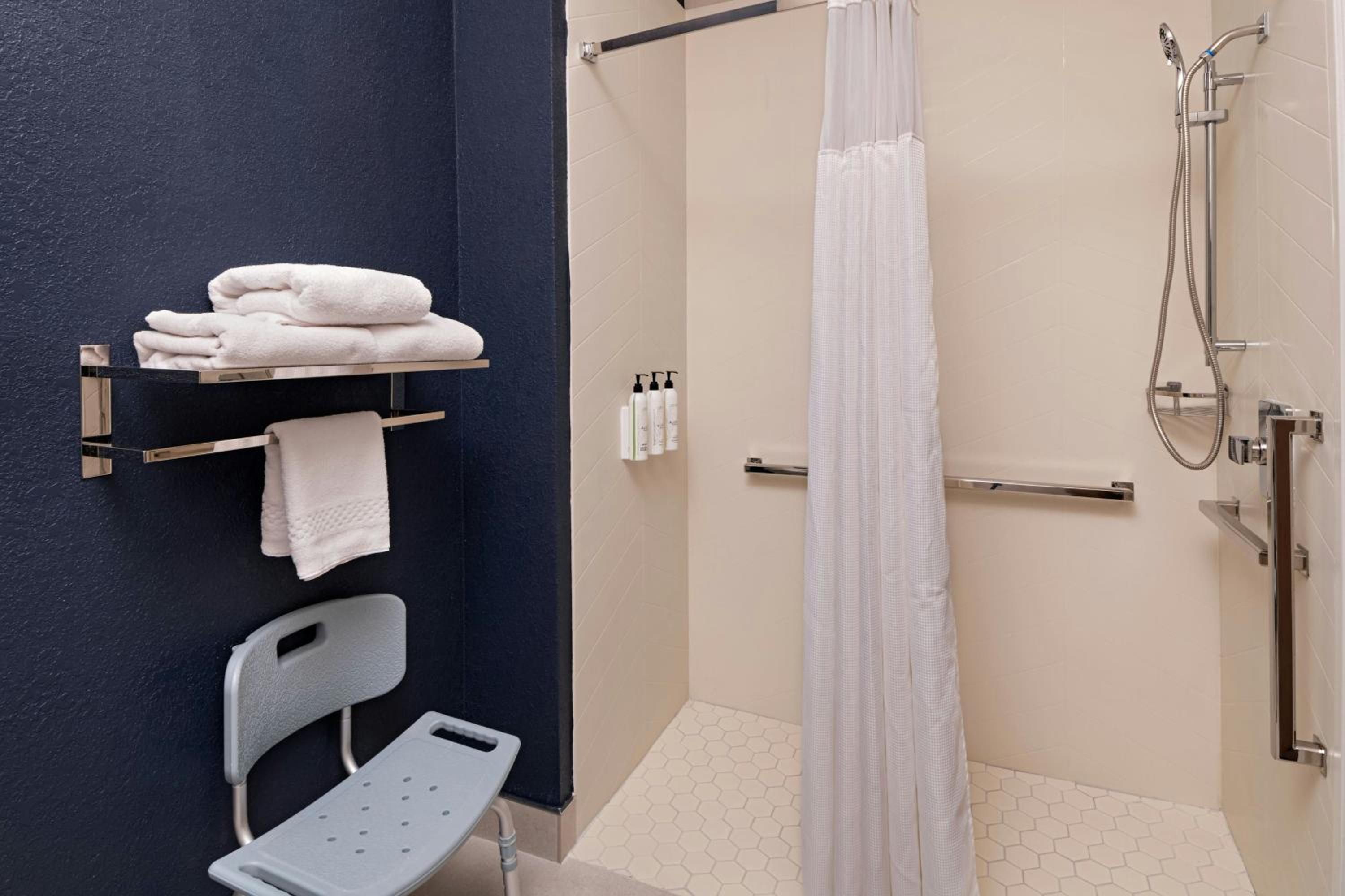 Queen Room with Roll-in Shower - Mobility Accessible - Photo 3