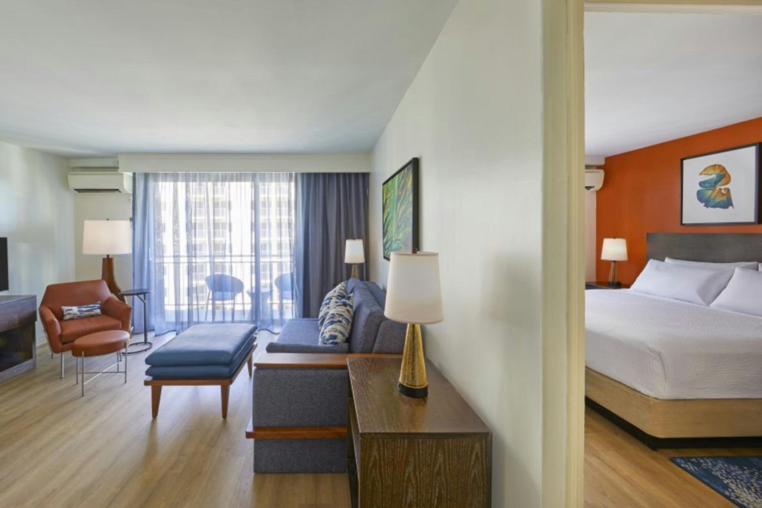 One-Bedroom Suite with Sofa Bed - Mobility/Hearing Accessible with Roll-In Shower - Photo 1