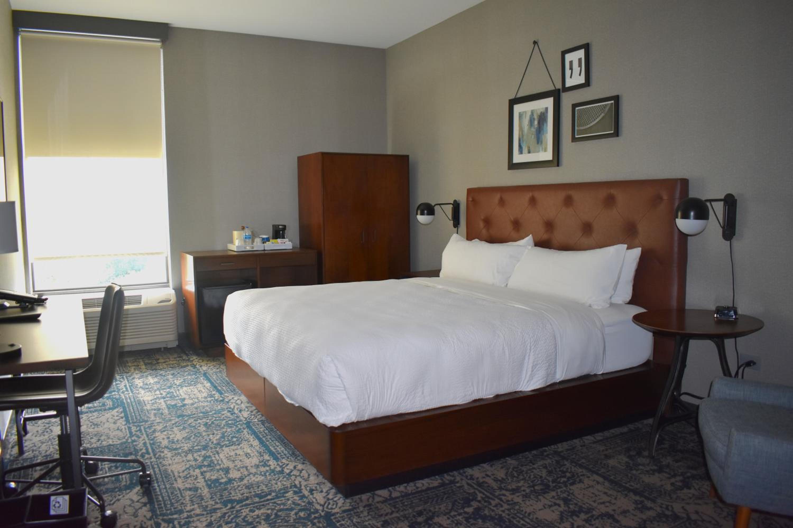 Traditional Room, Guest room, 1 Queen (Mobility &amp; Hearing Accessible w/ Roll-in Shower) - Photo 3