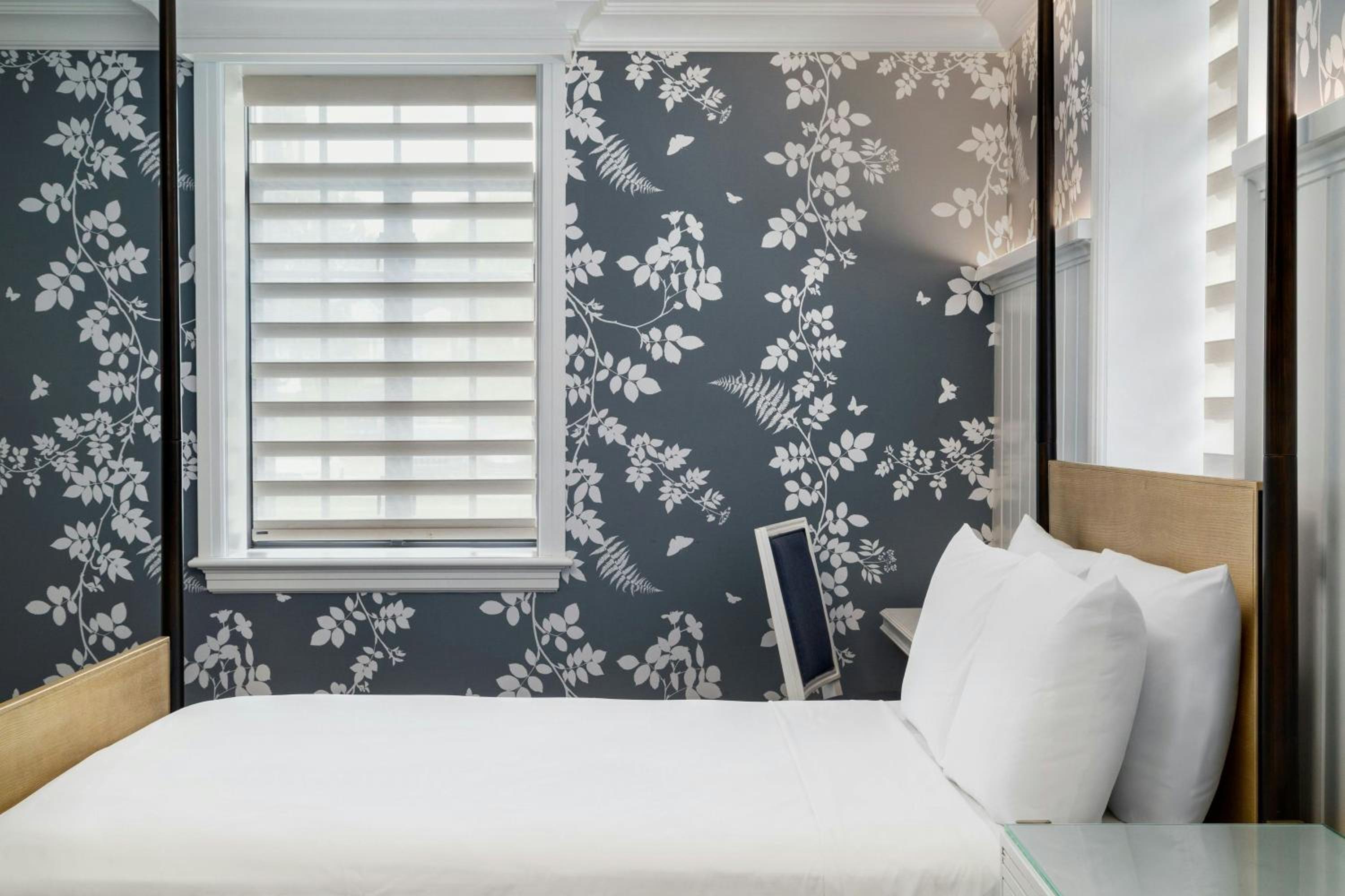 Queen Room with City View - Photo 1
