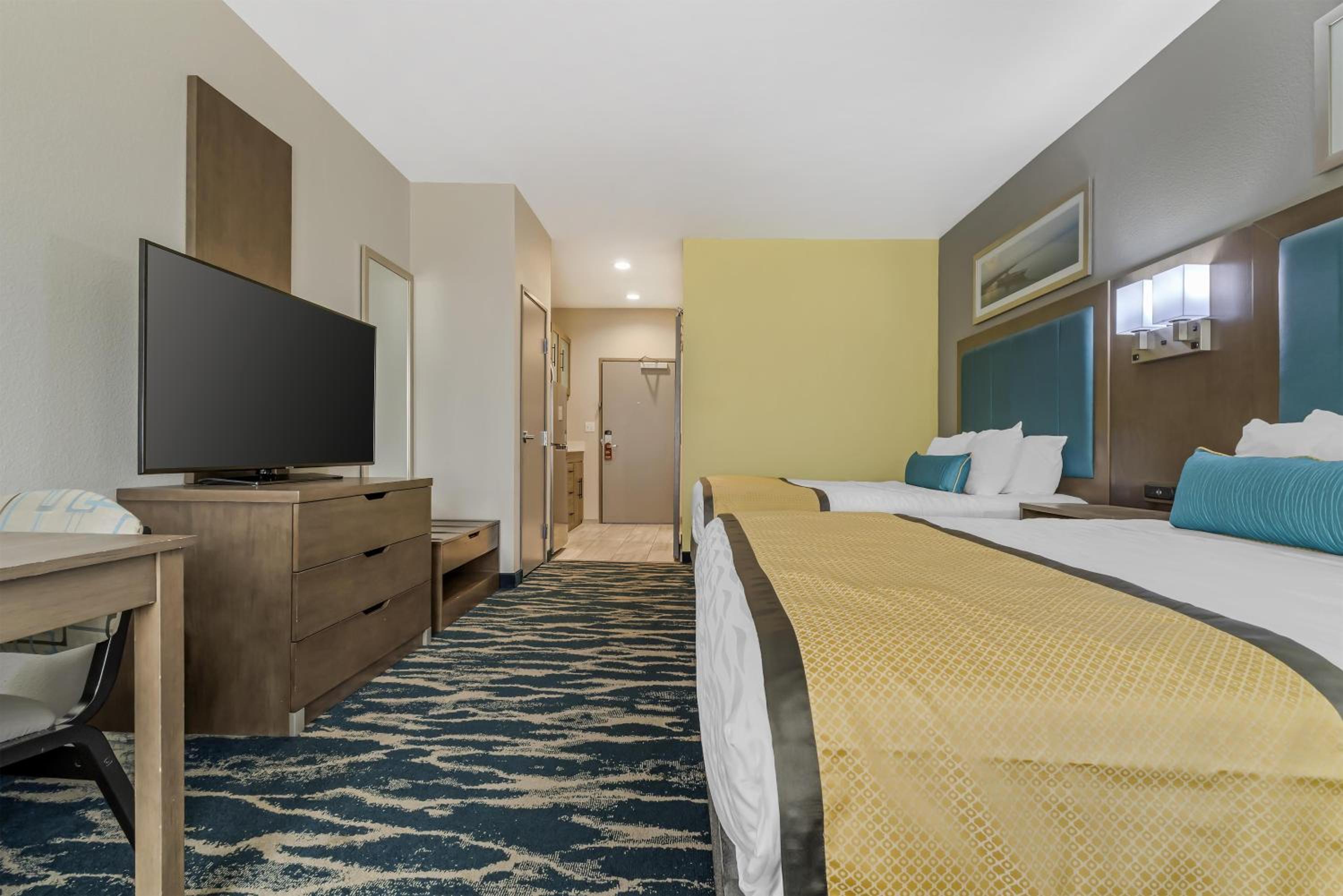 Queen Room with Two Queen Beds, Bay View and Kitchenette - Non-Smoking - Photo 2