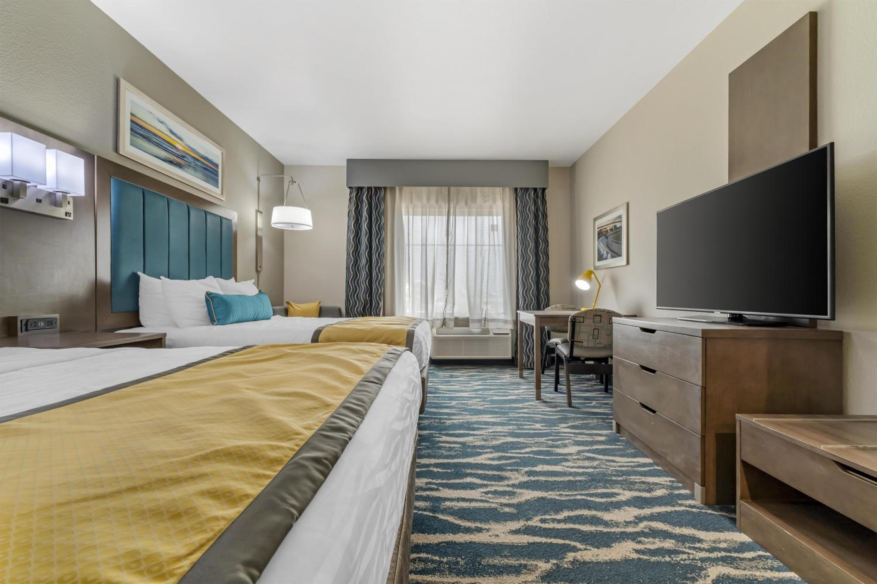 Queen Room with Two Queen Beds, Bay View and Kitchenette - Non-Smoking - Photo 3