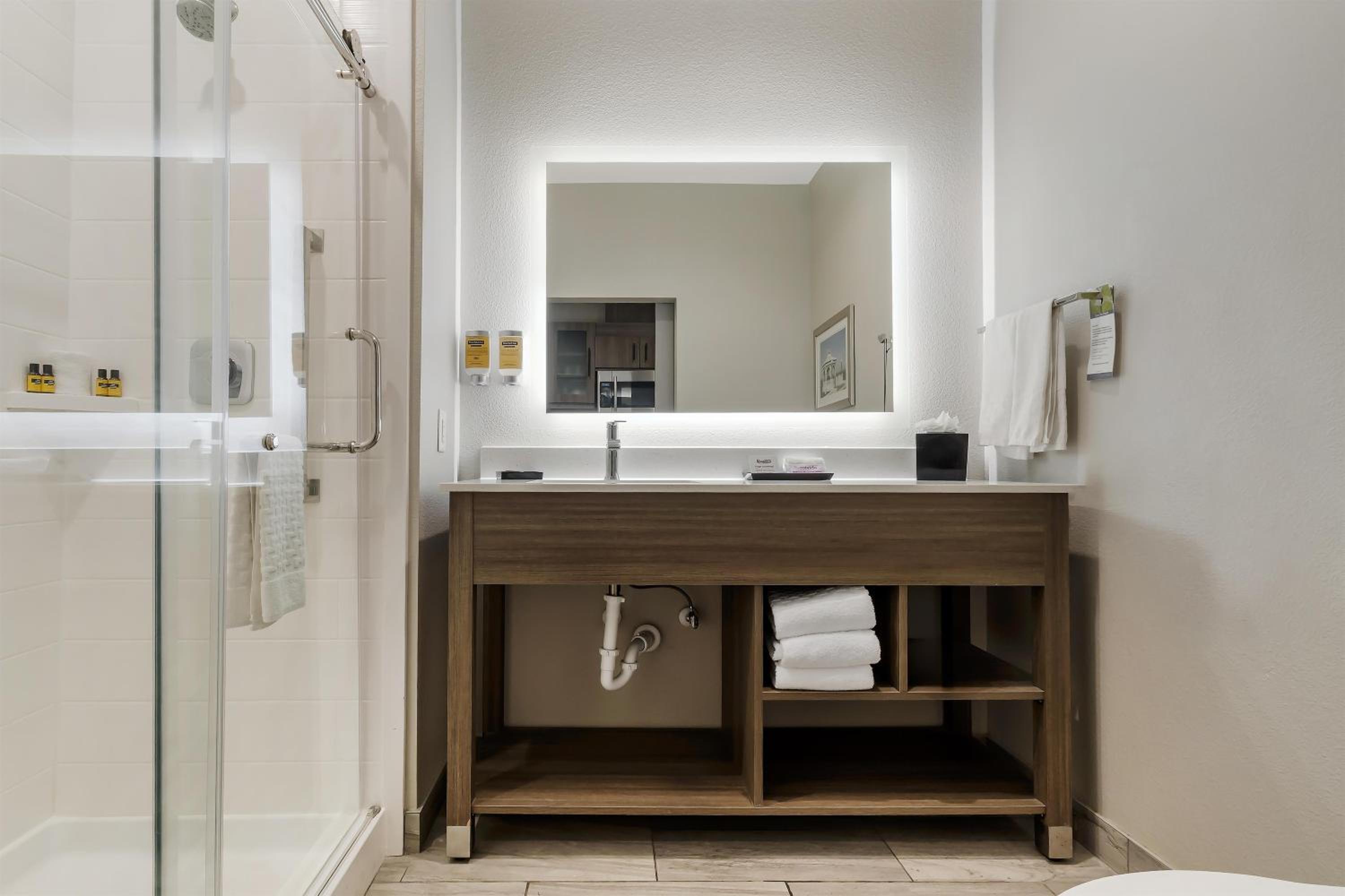 King Room with Kitchenette and Bay View - Non-Smoking - Photo 5