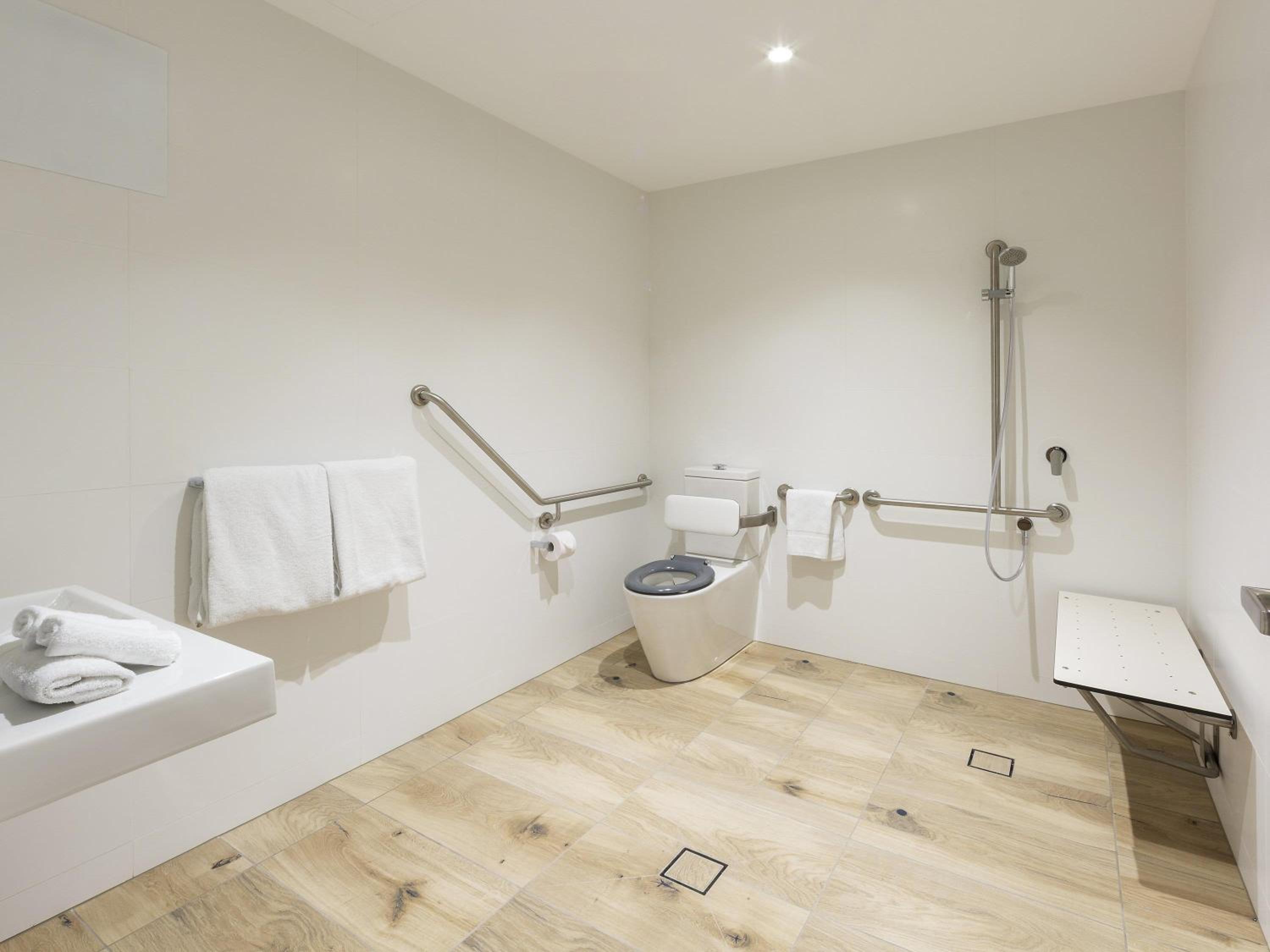 Accessible King Room - Photo 4