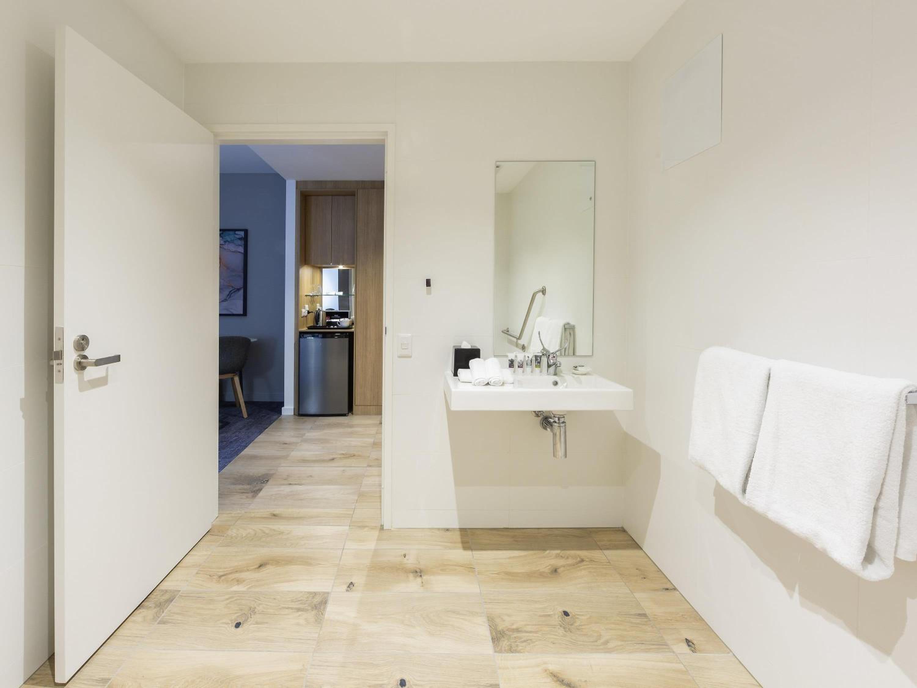 Accessible King Room - Photo 5