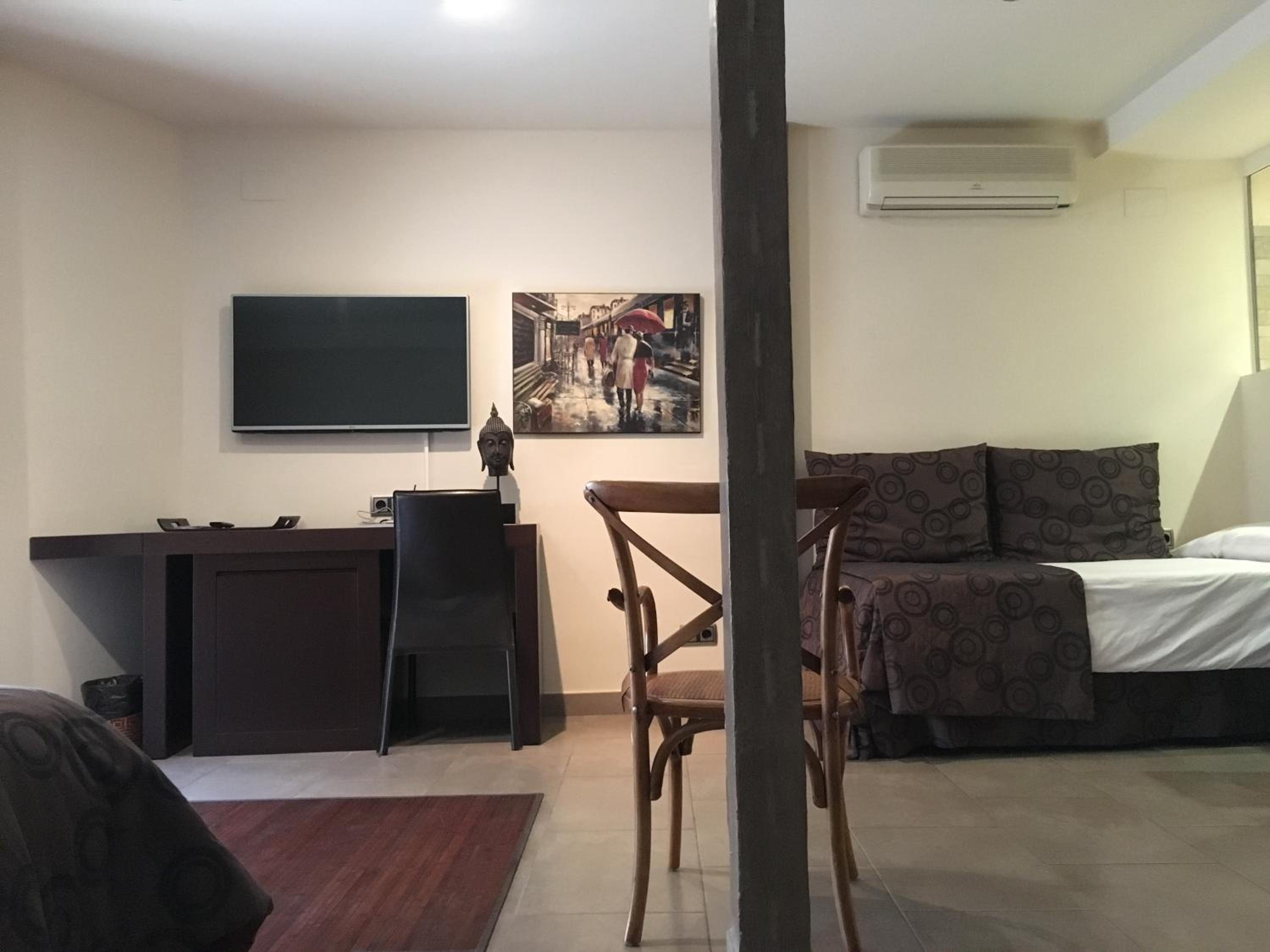 Twin Room - Photo 16