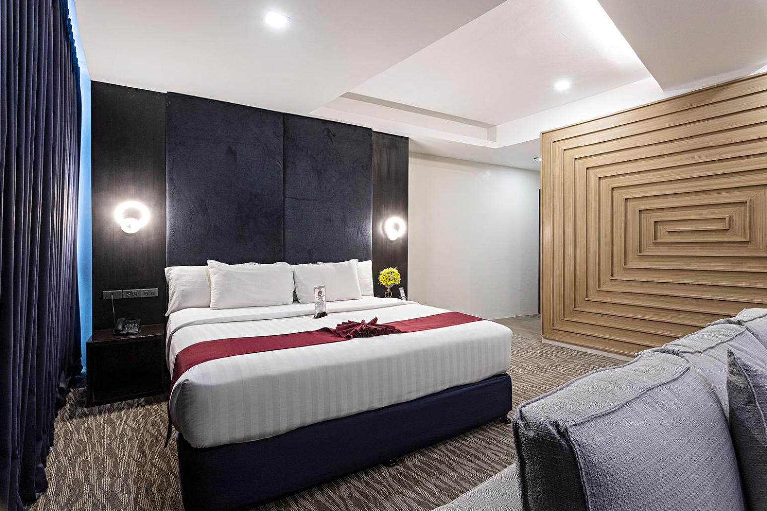 Executive Suite - Photo 2