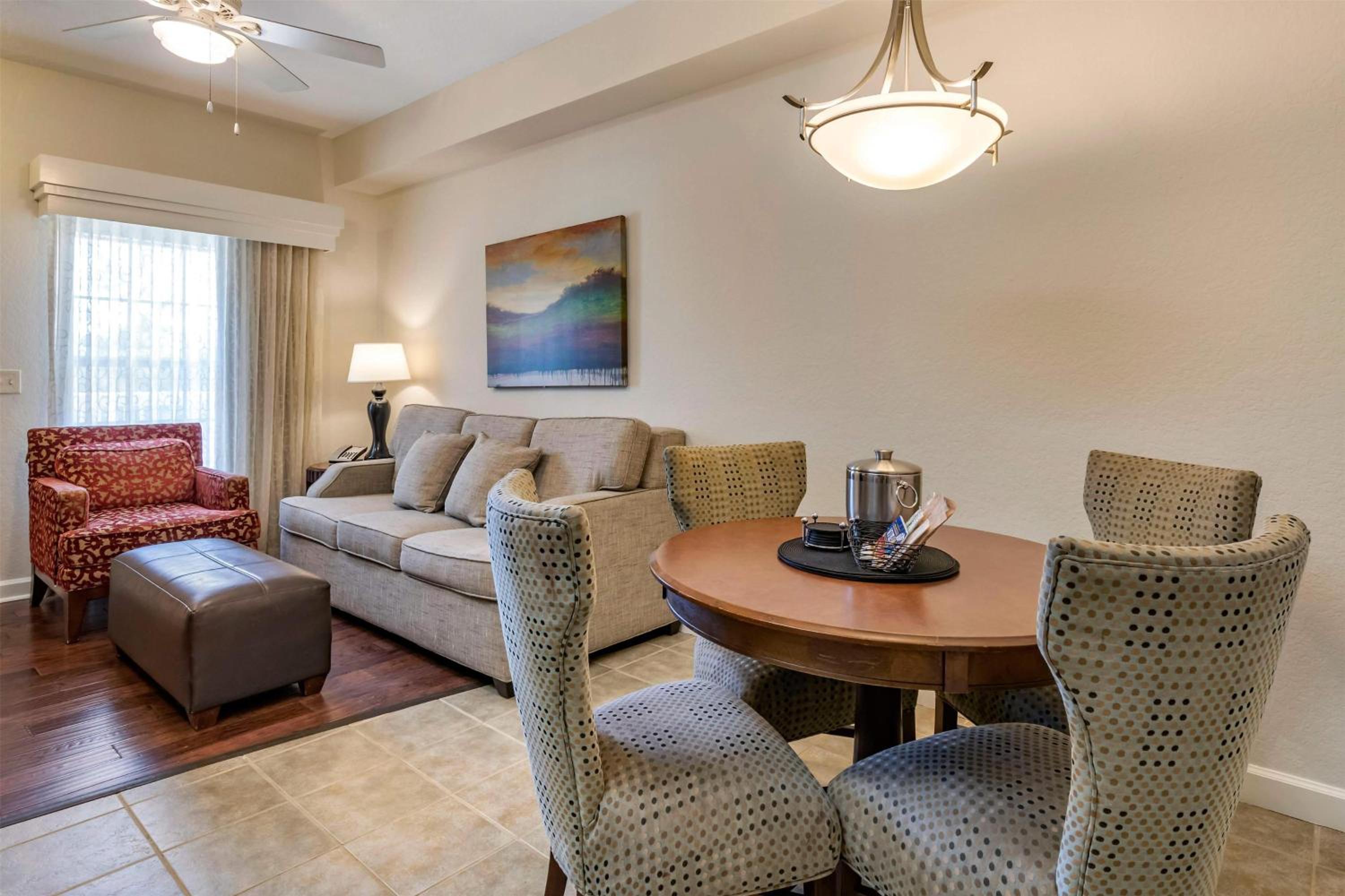 1 BEDROOM 1 KING SUITE PLUS WITH SOFABED