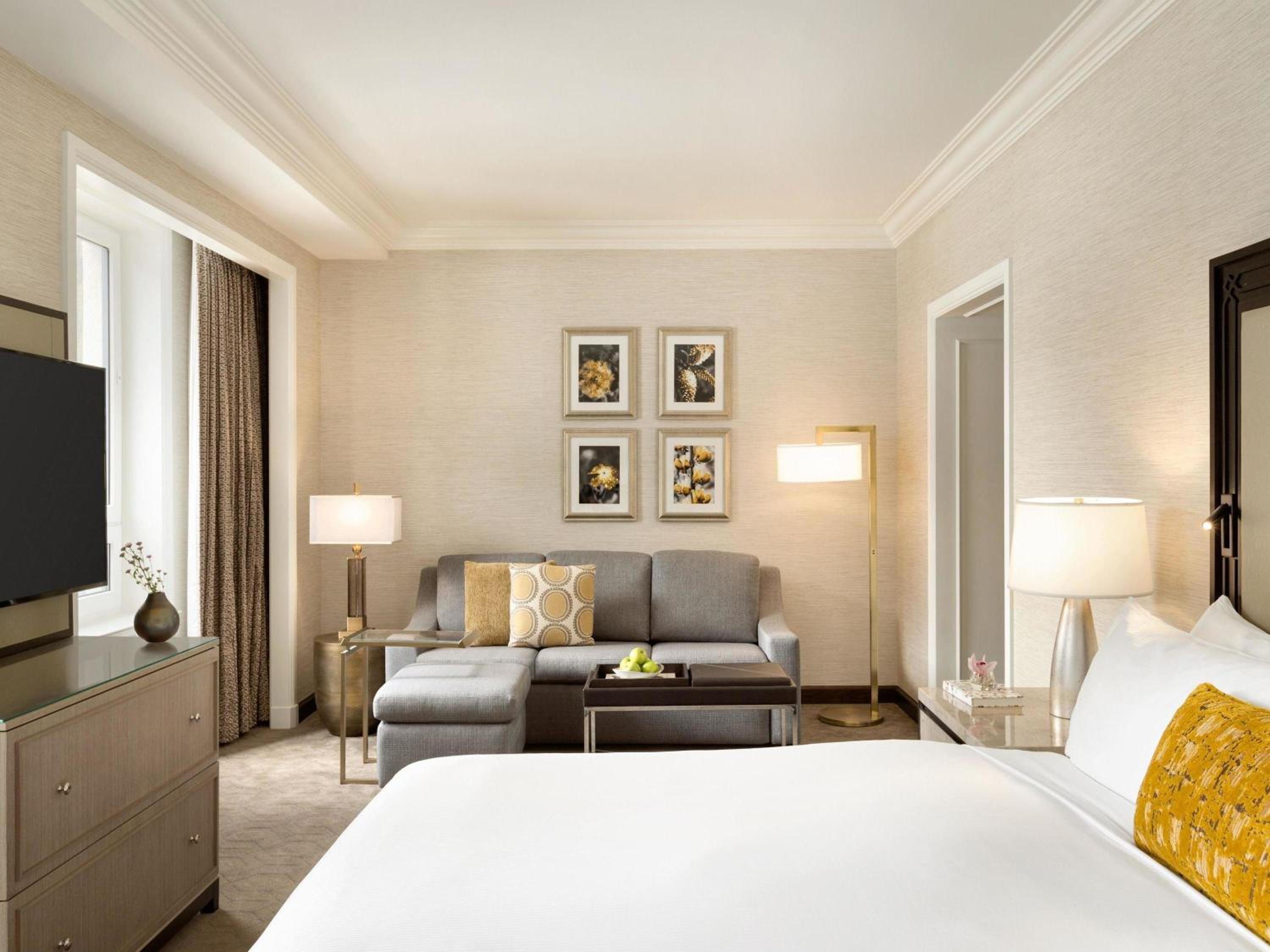 Fairmont Gold Junior Suite with Lake View - Photo 1