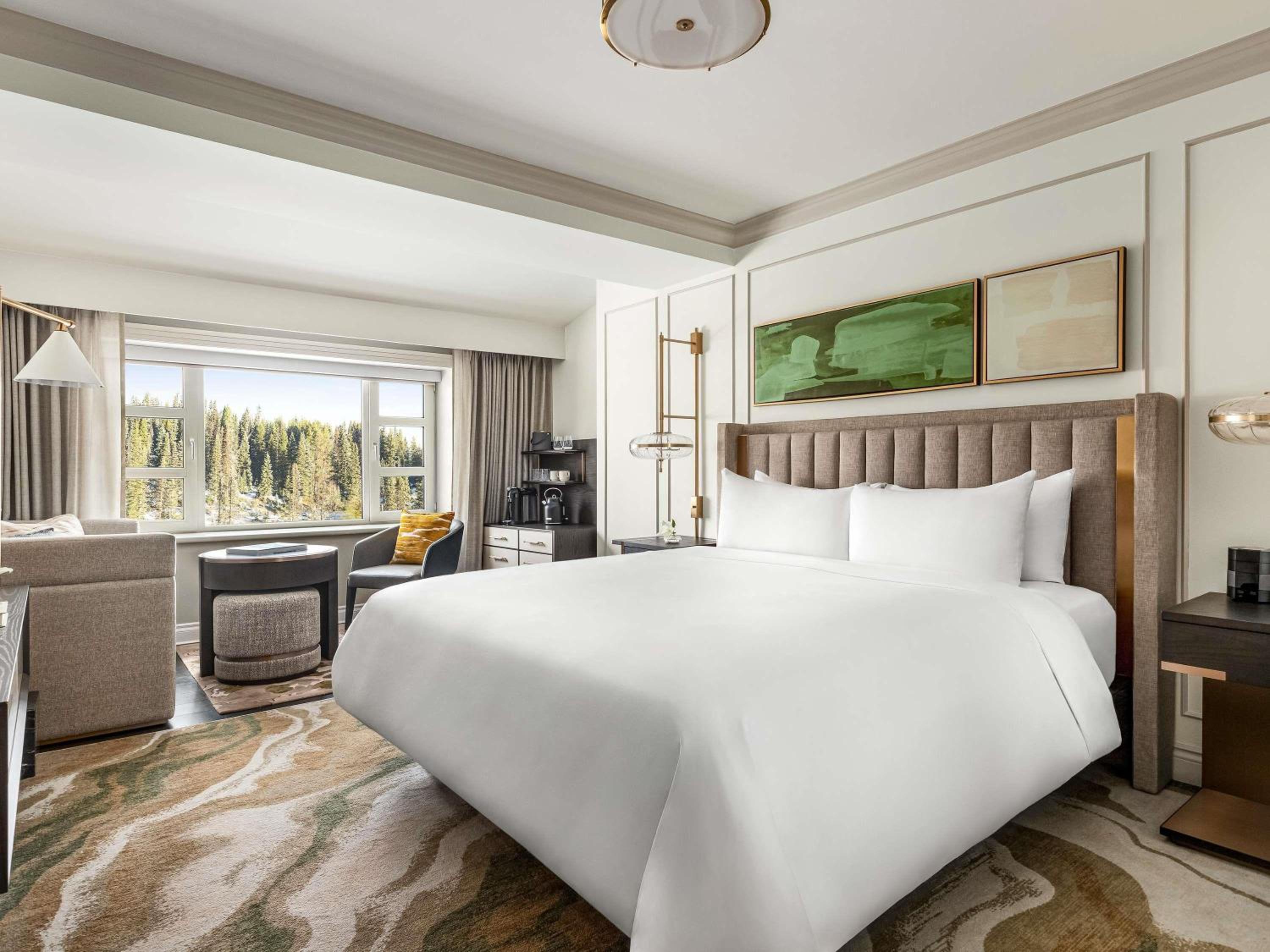 Deluxe King Room with Roll-In Shower - Disabilty Access