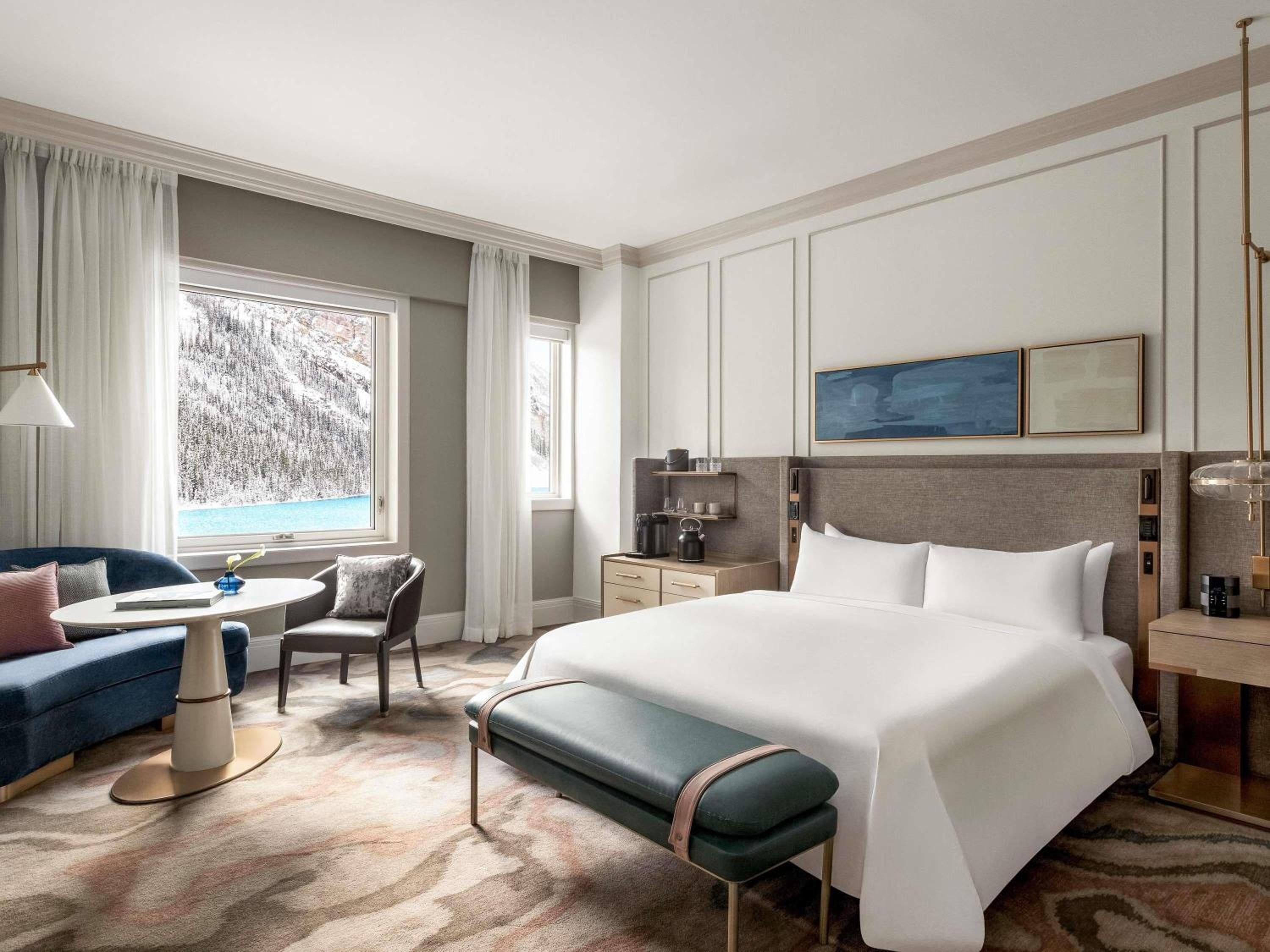 Deluxe King Room with Lake View and Bathtub - Mobility Access