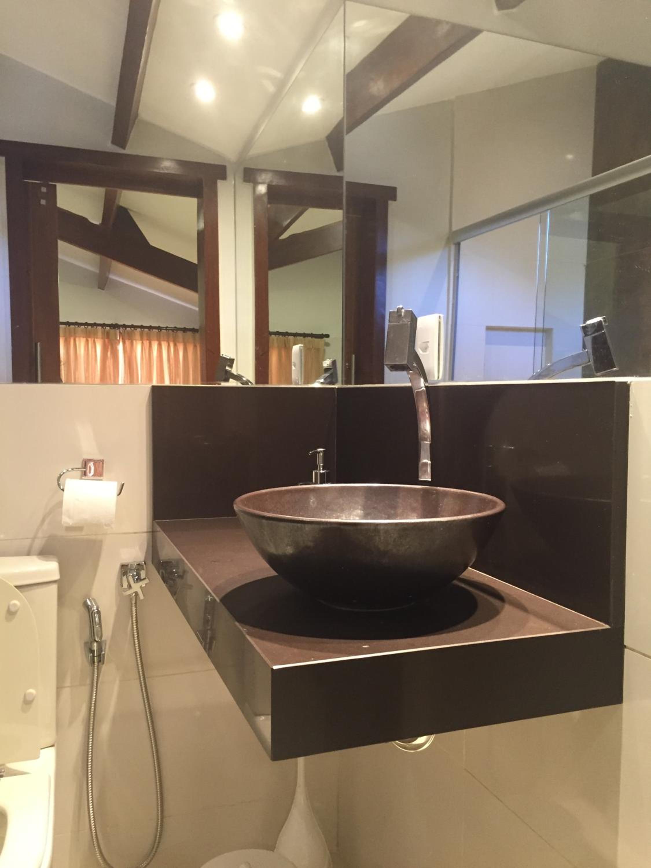 Deluxe Queen Suite - Photo 9