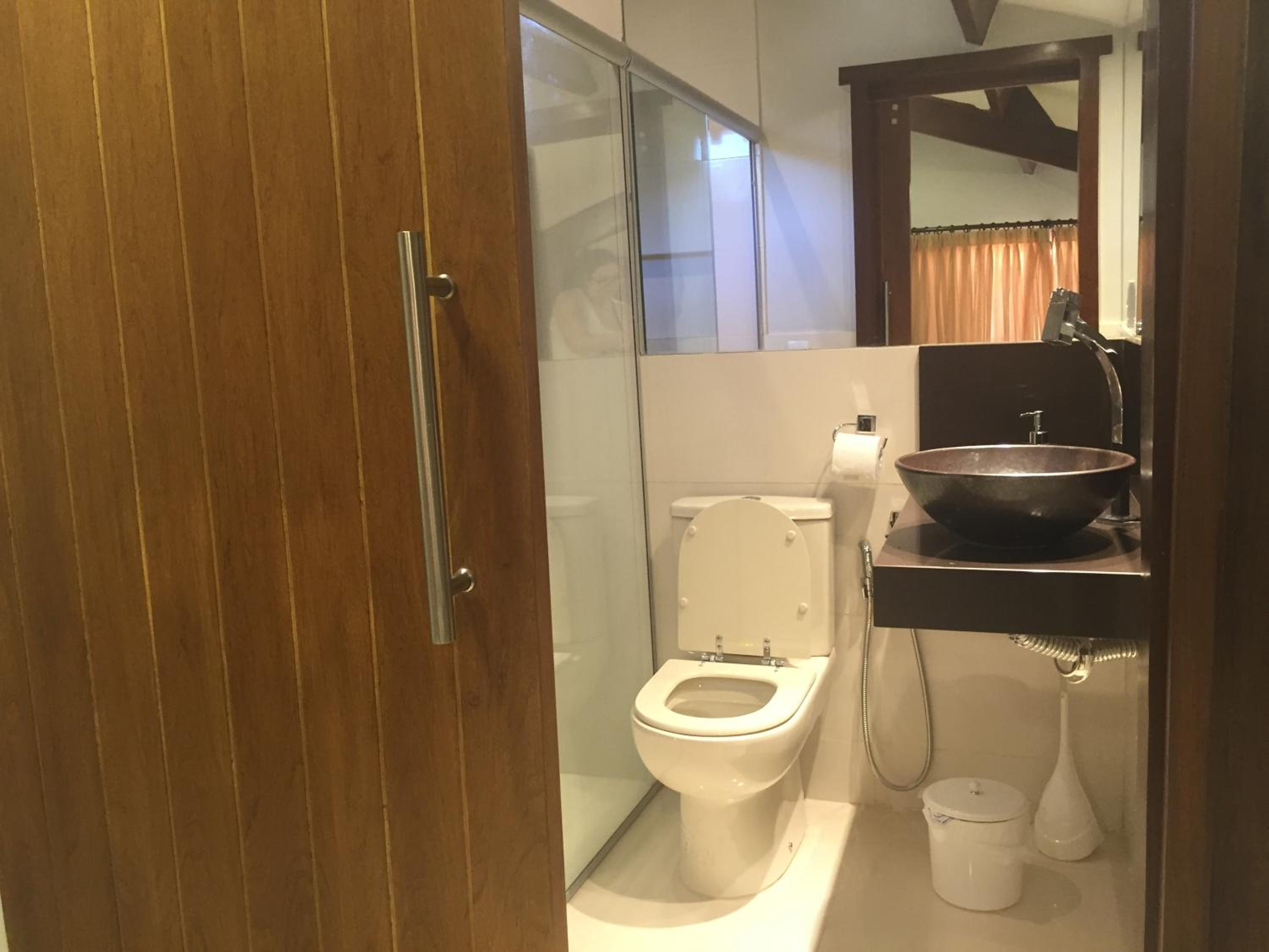 Deluxe Queen Suite - Photo 11