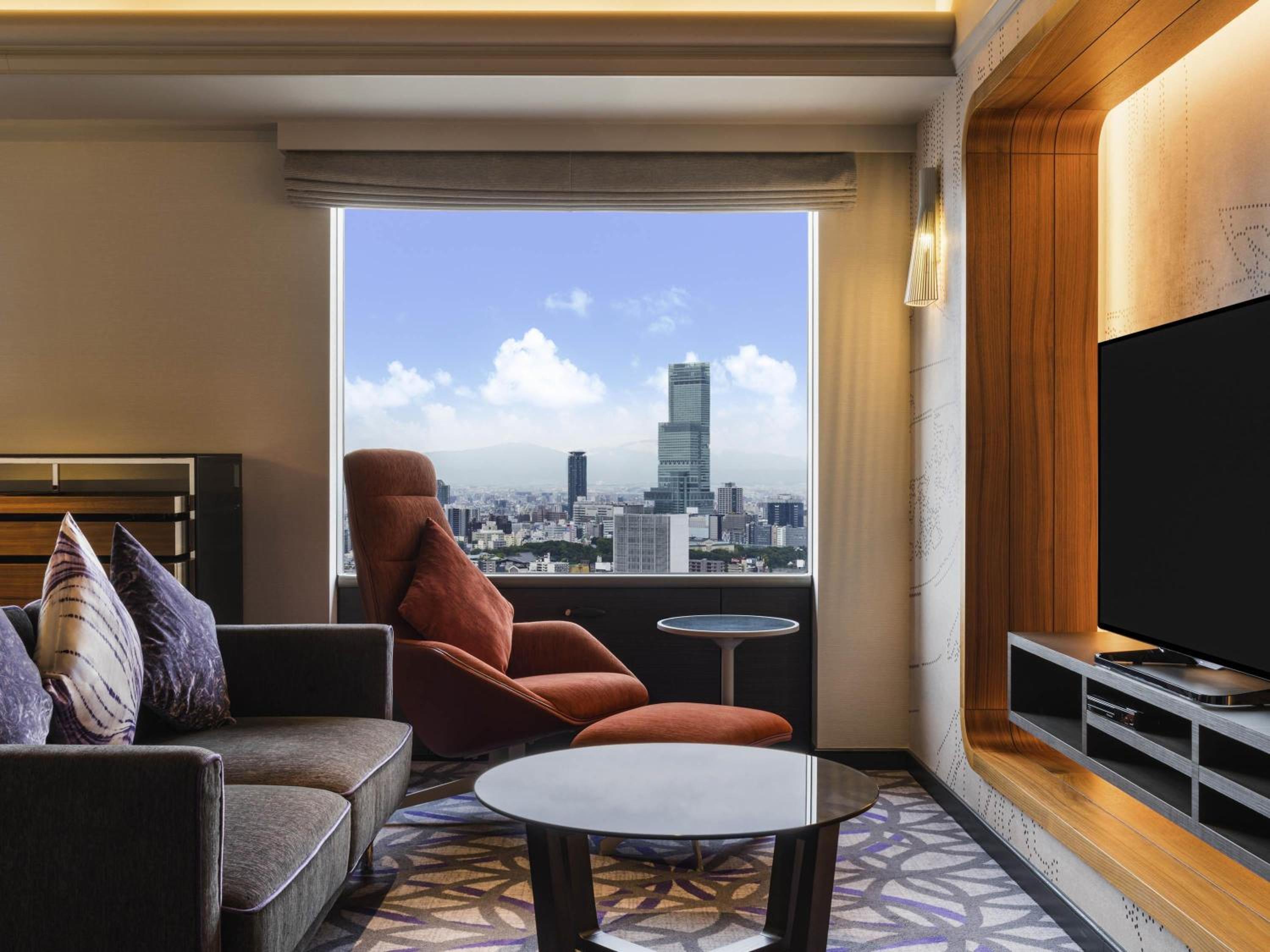 Deluxe King Suite with Lounge Access - Photo 4