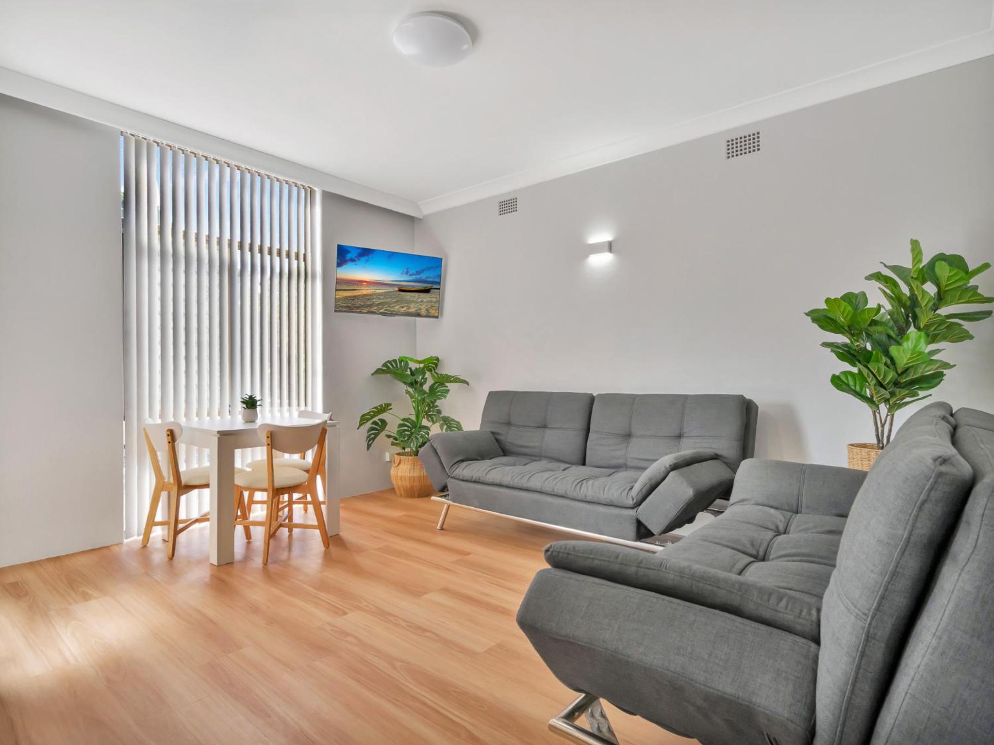 One-Bedroom Apartment with Park View