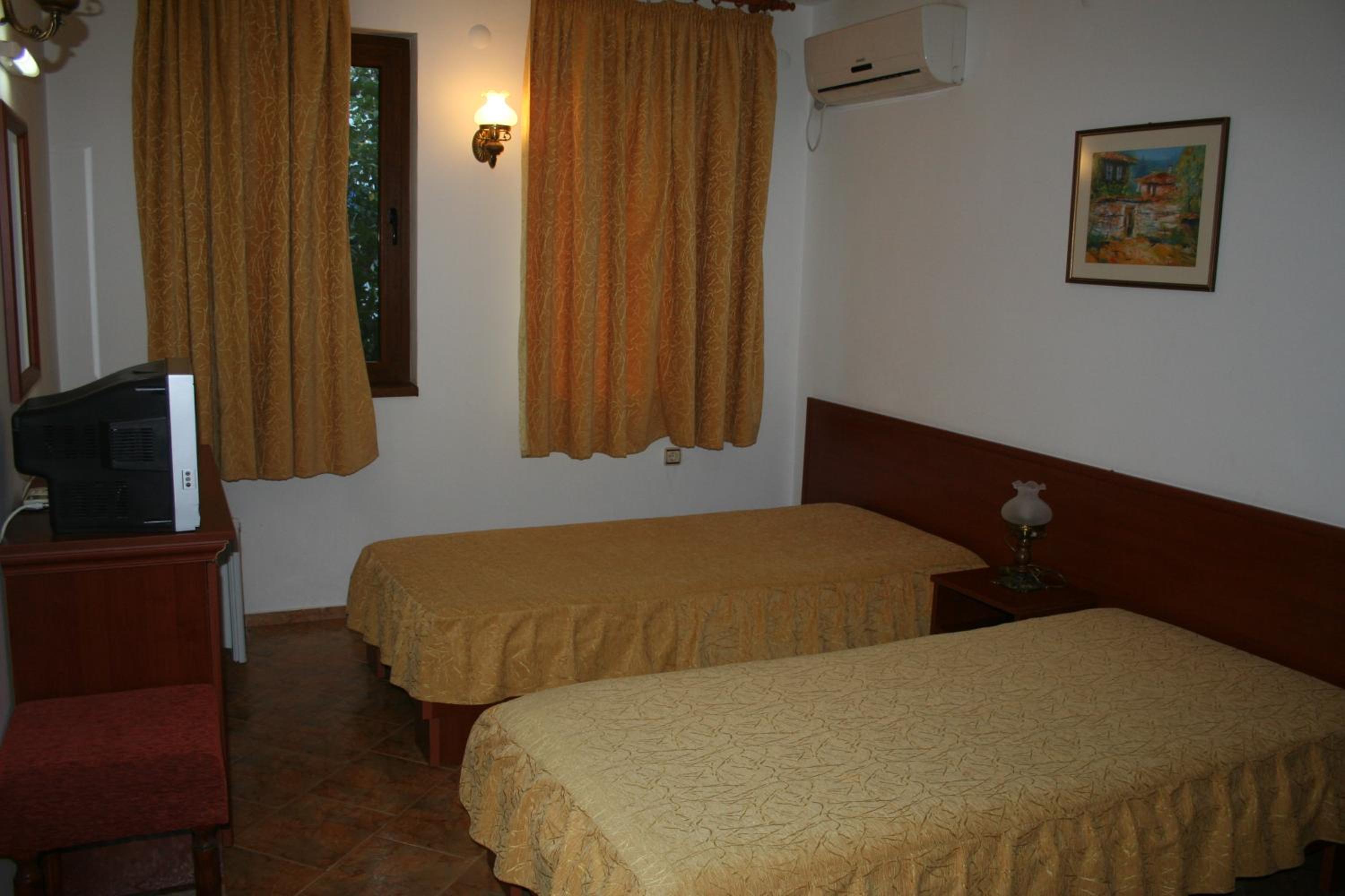 Deluxe Double Room (2 Adults + 1 Child) photo 1