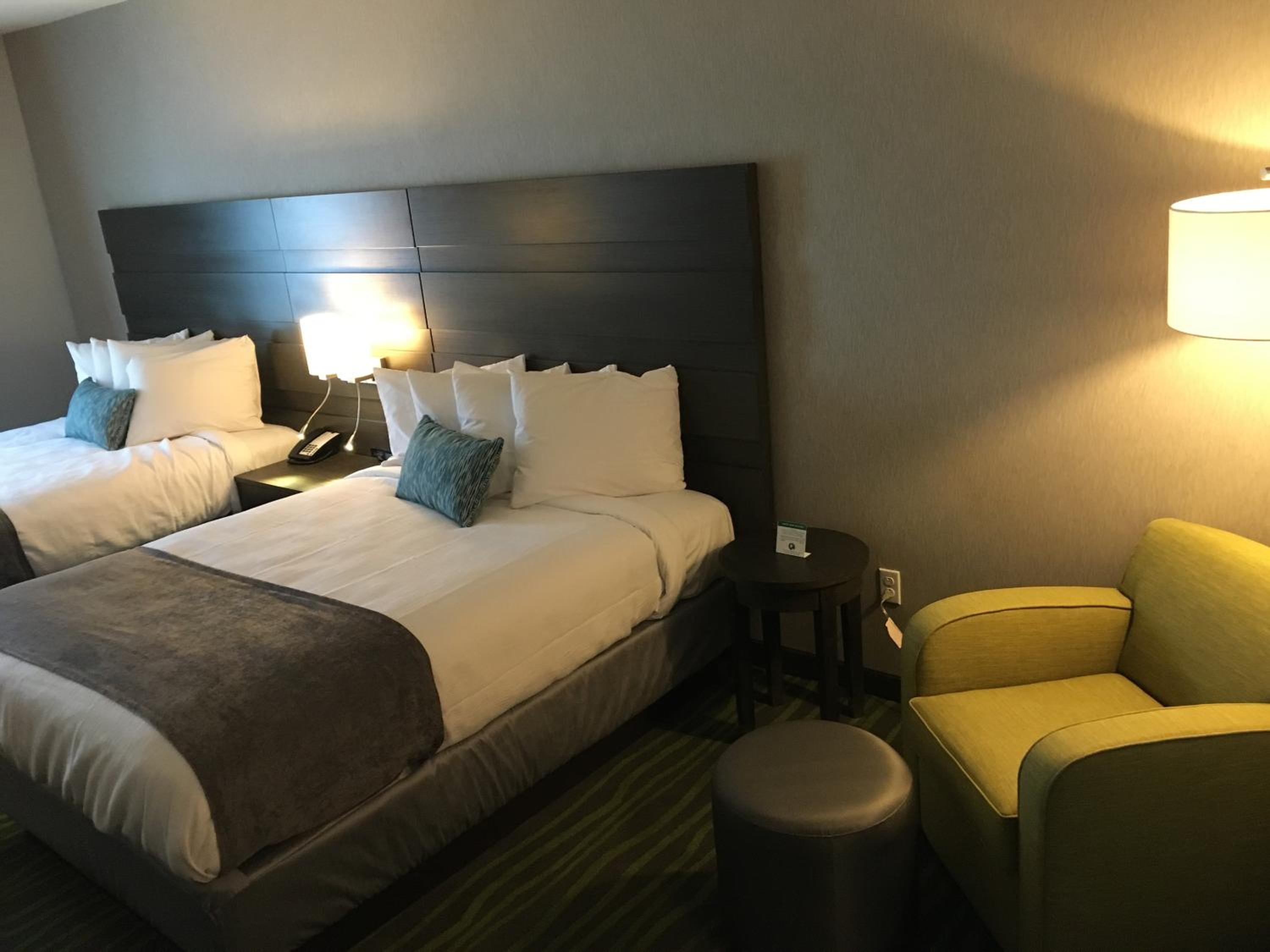 Queen Room with Two Queen Beds photo 3