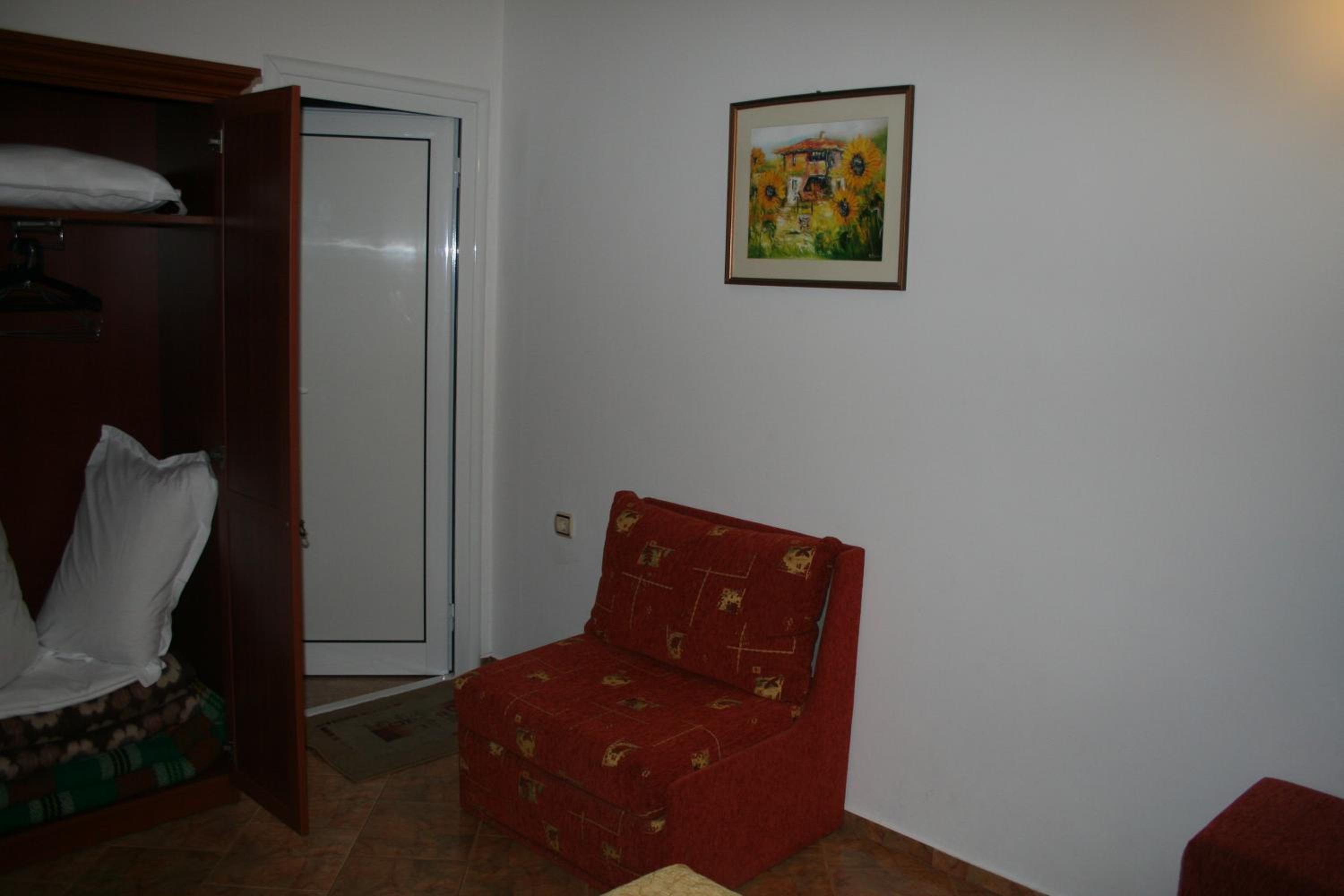 Deluxe Double Room (2 Adults + 1 Child) photo 3