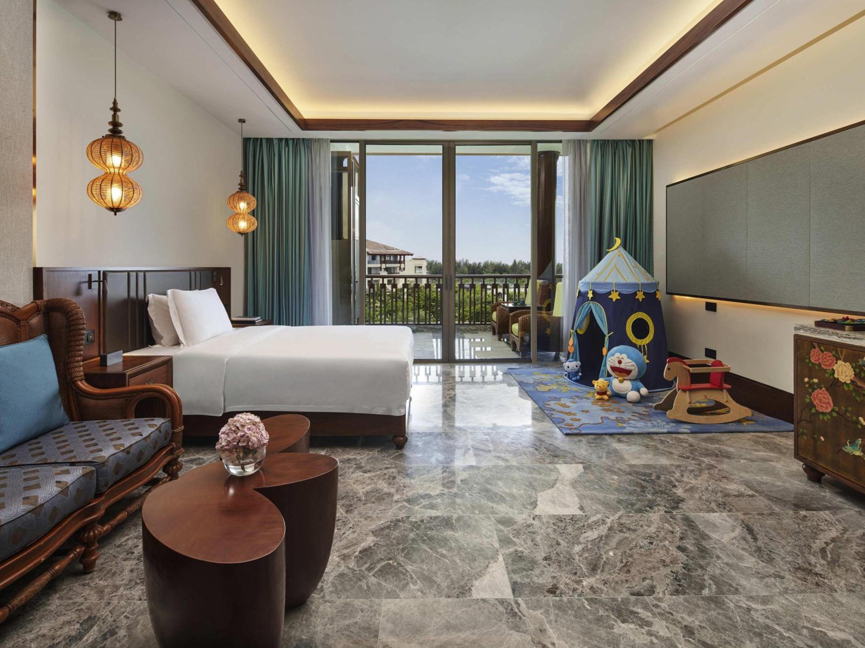 Family Suite with One King Bed and Two Single Beds - Sea View photo 1
