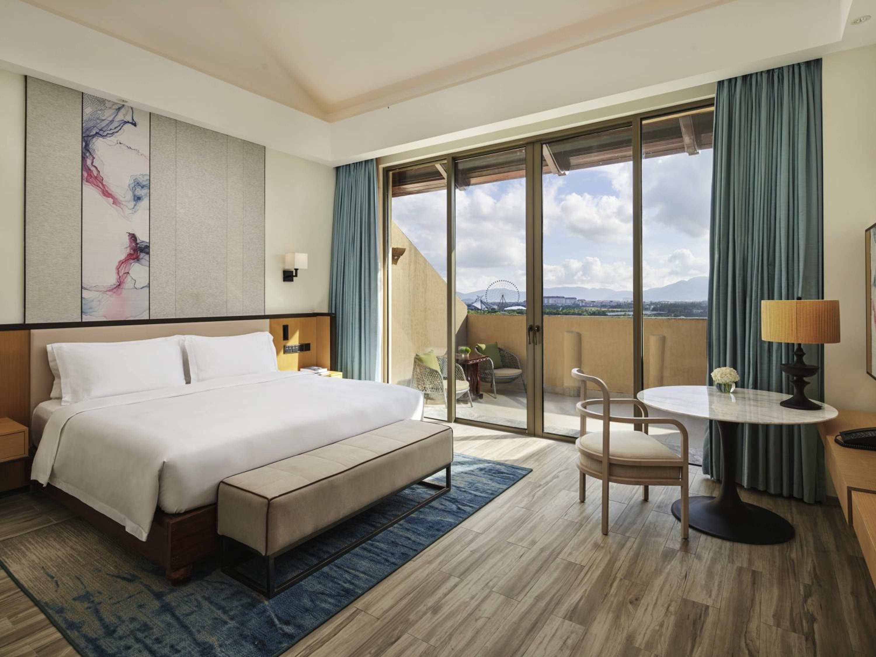 Family Suite with One King Bed and Two Single Beds - Sea View photo 3