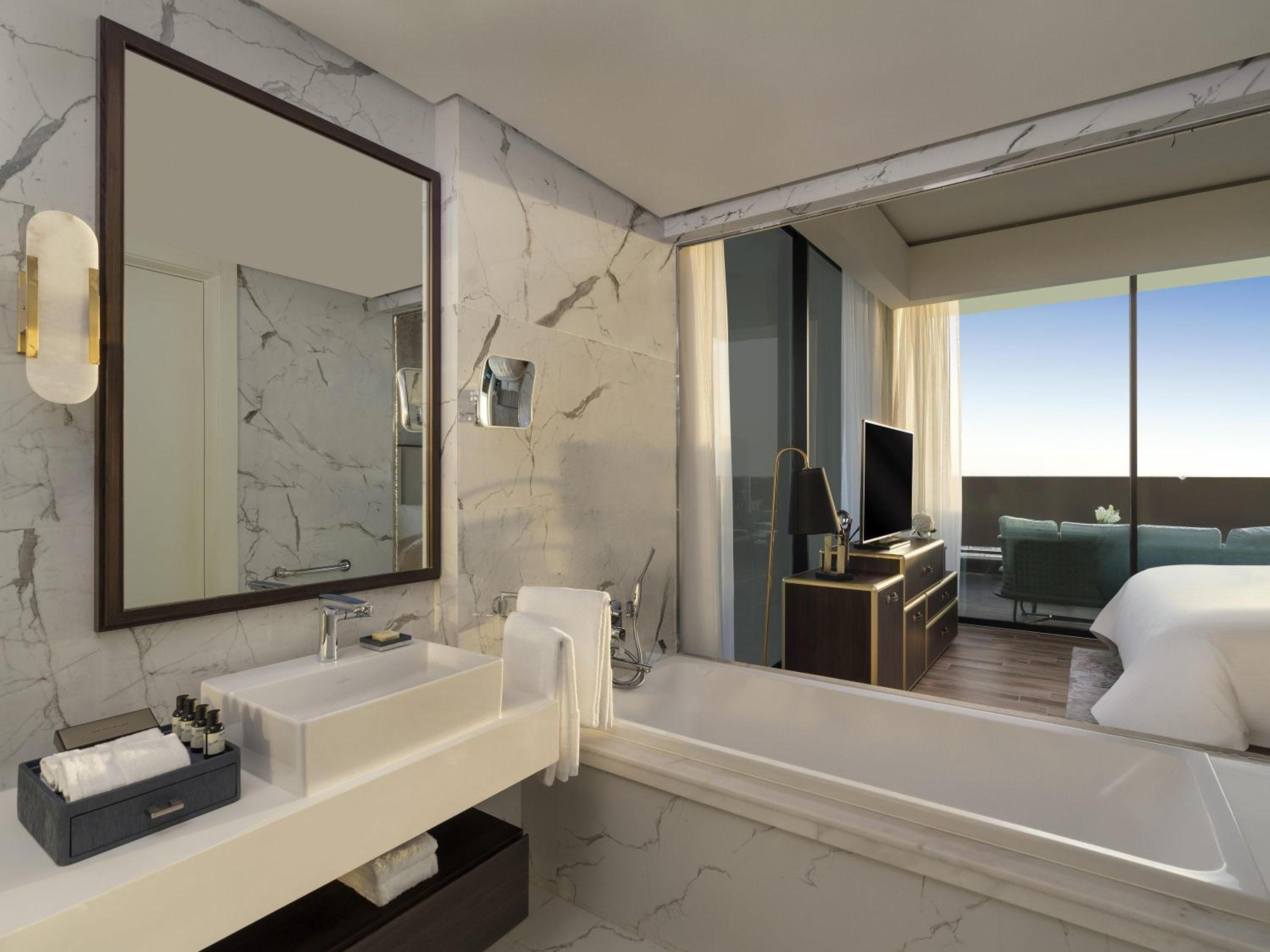 Superior Two-Bedroom with Terrace ,Panoramic View - Photo 2