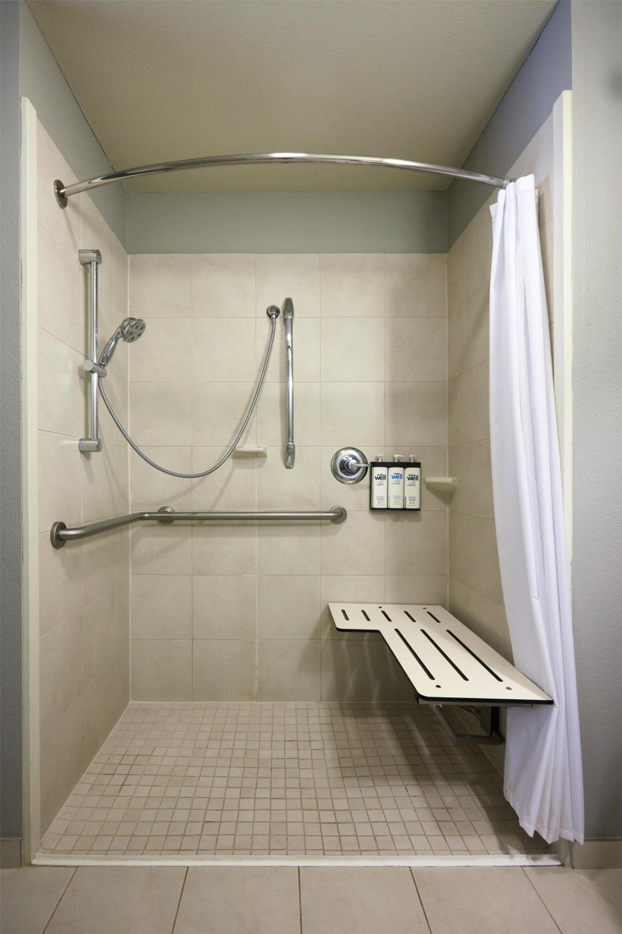 King Studio with Roll-In Shower - Disability Access - Photo 7