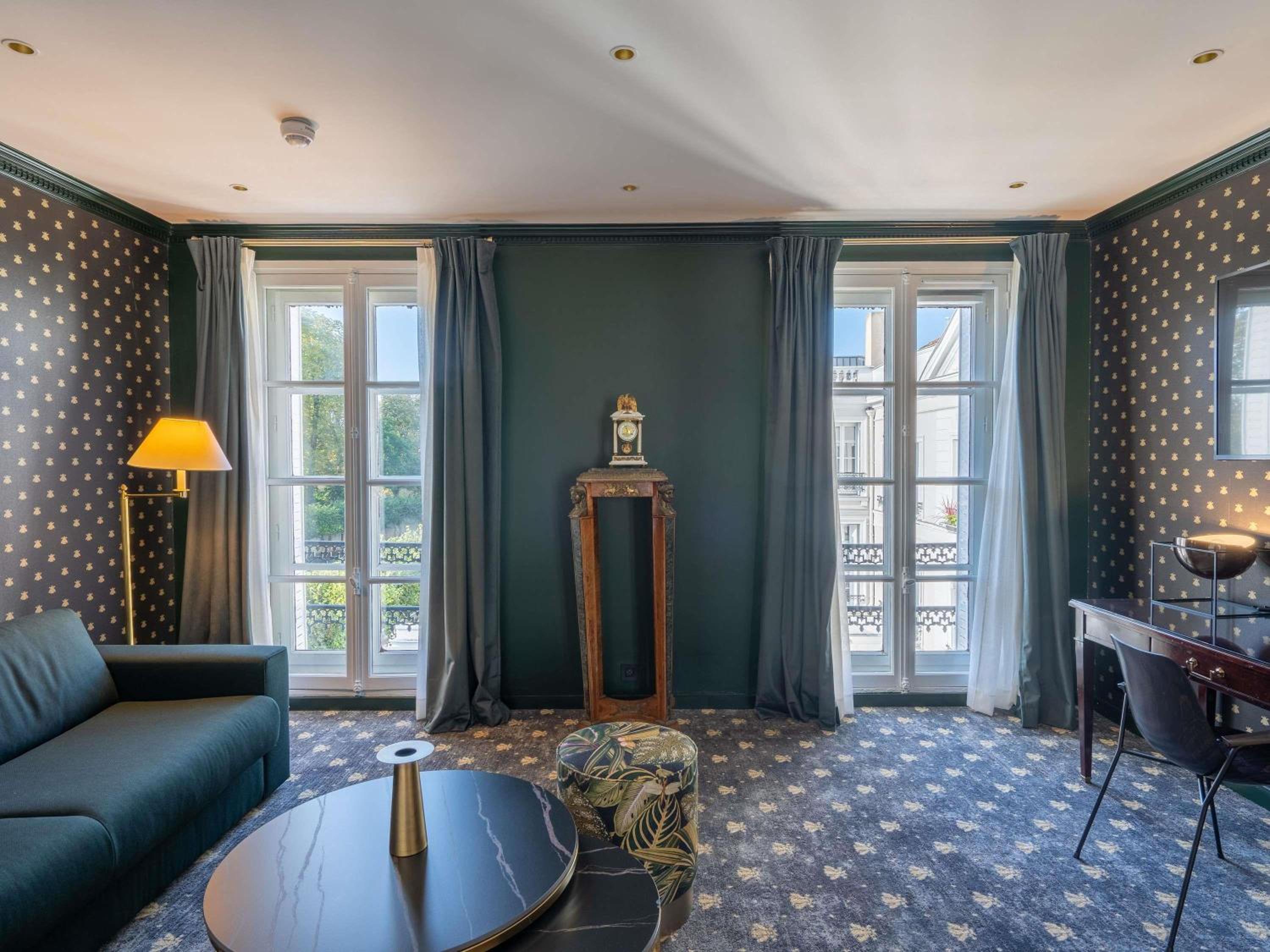 Two-Room King Executive Suite with Sofa Bed and Lounge photo 2
