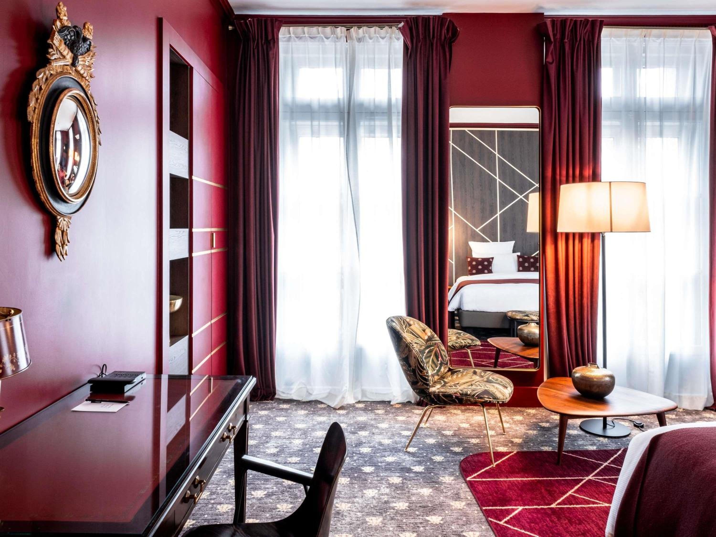 Two-Room King Executive Suite with Sofa Bed and Lounge photo 3