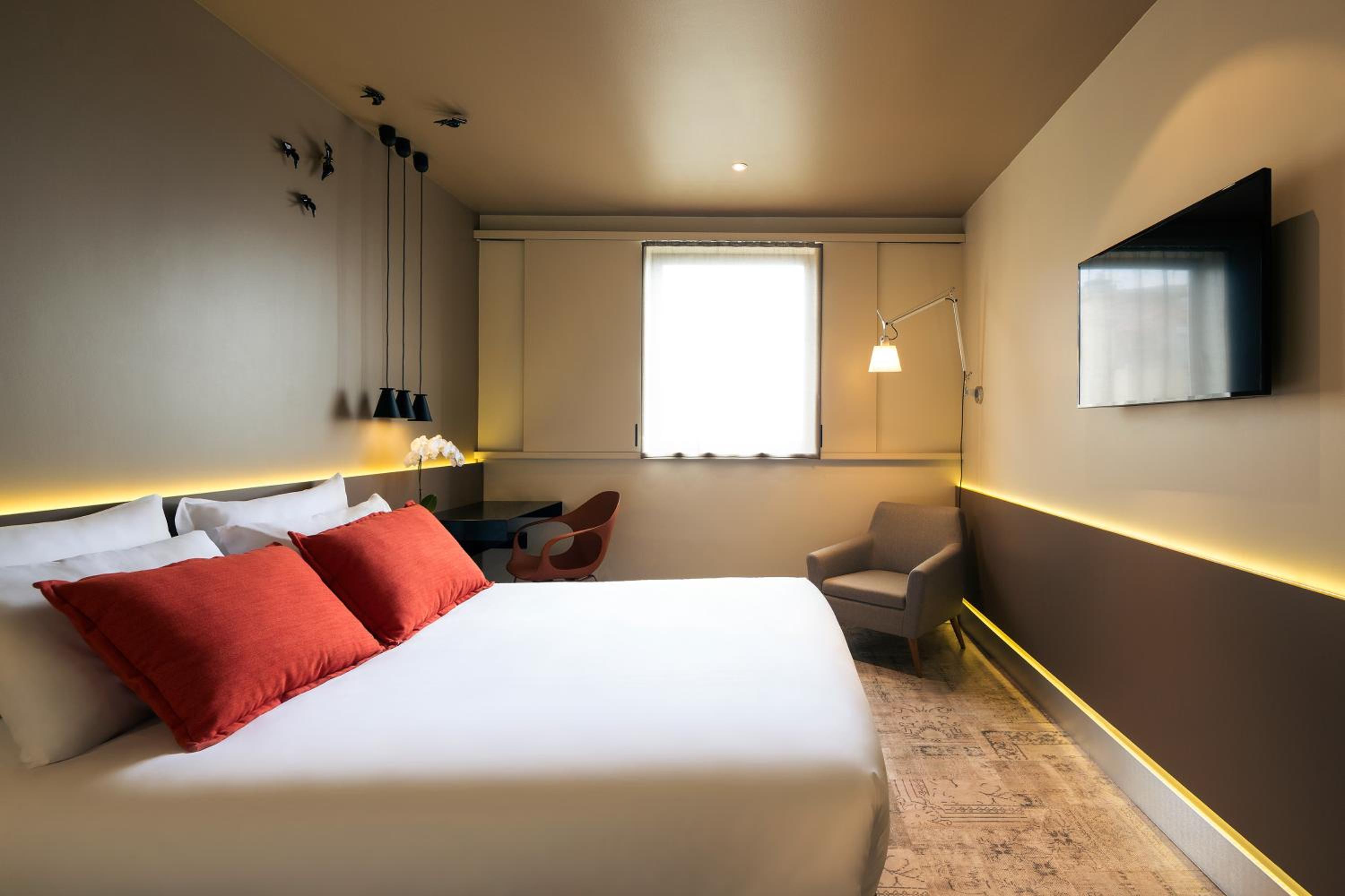 Standard Double Room thumbnail 6