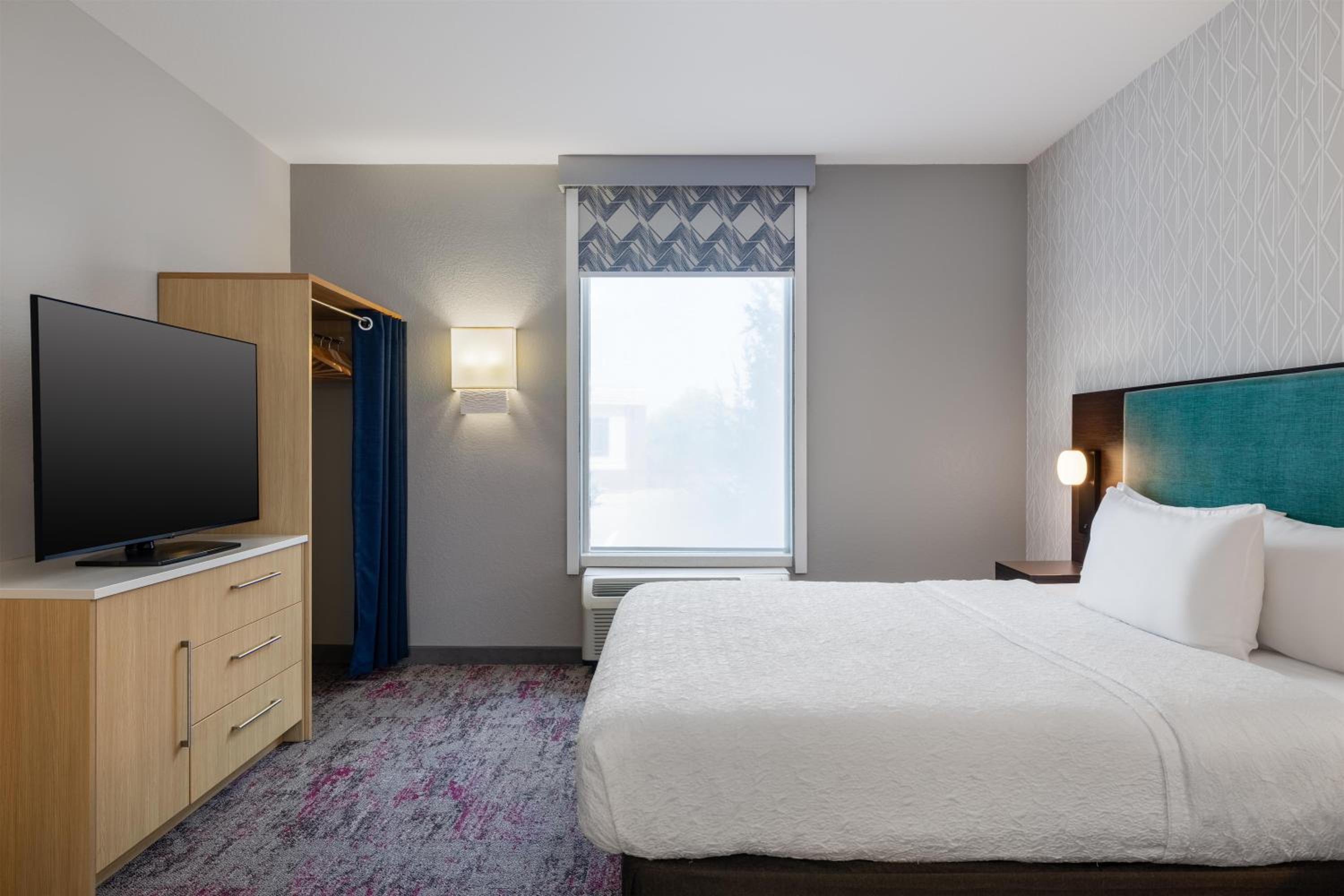 King Suite with Roll-In Shower - Non Smoking photo 2