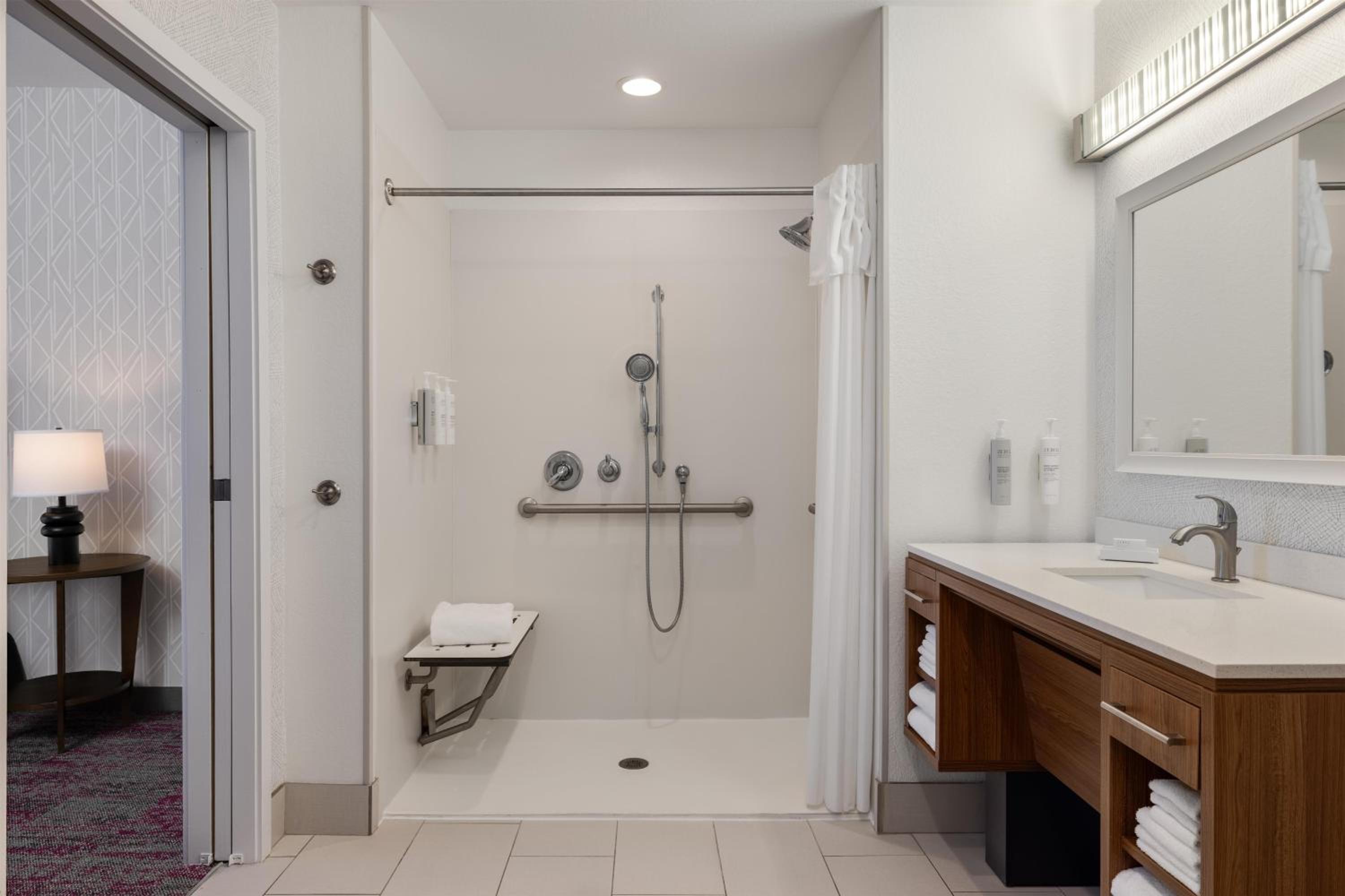 King Suite with Roll-In Shower - Non Smoking photo 3