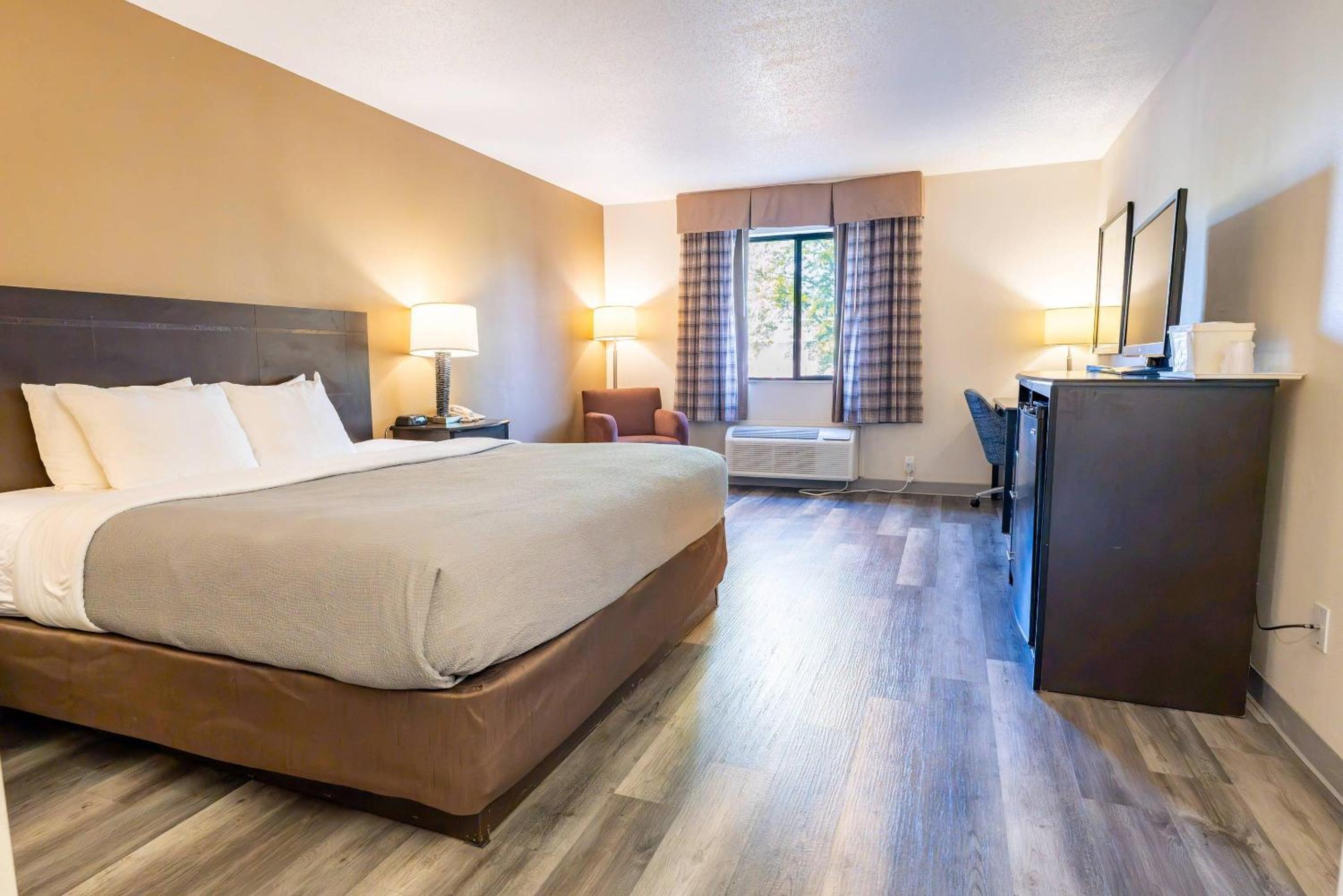 King Room - Non-Smoking - Photo 1